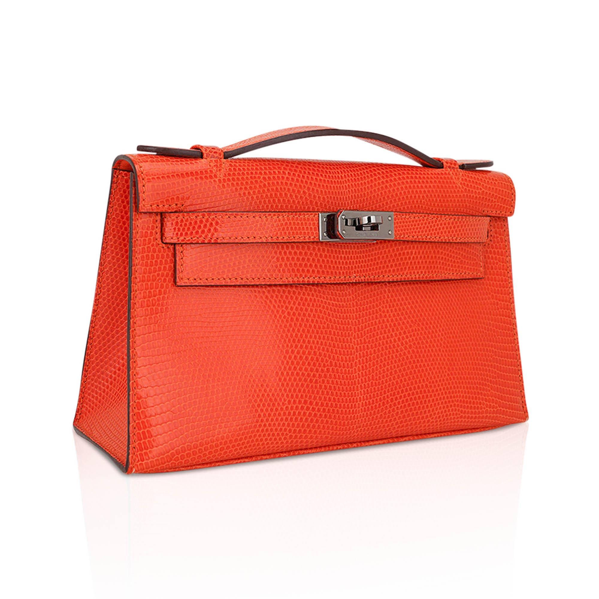 L'exquise pochette Kelly d'Hermès est réalisée en lézard mandarine, un matériau qui désaltère.
Complété par la quincaillerie Ruthinium.
Tampon de signature à l'intérieur.
Petit compartiment intérieur.
Livré avec une dormeuse et un coffret