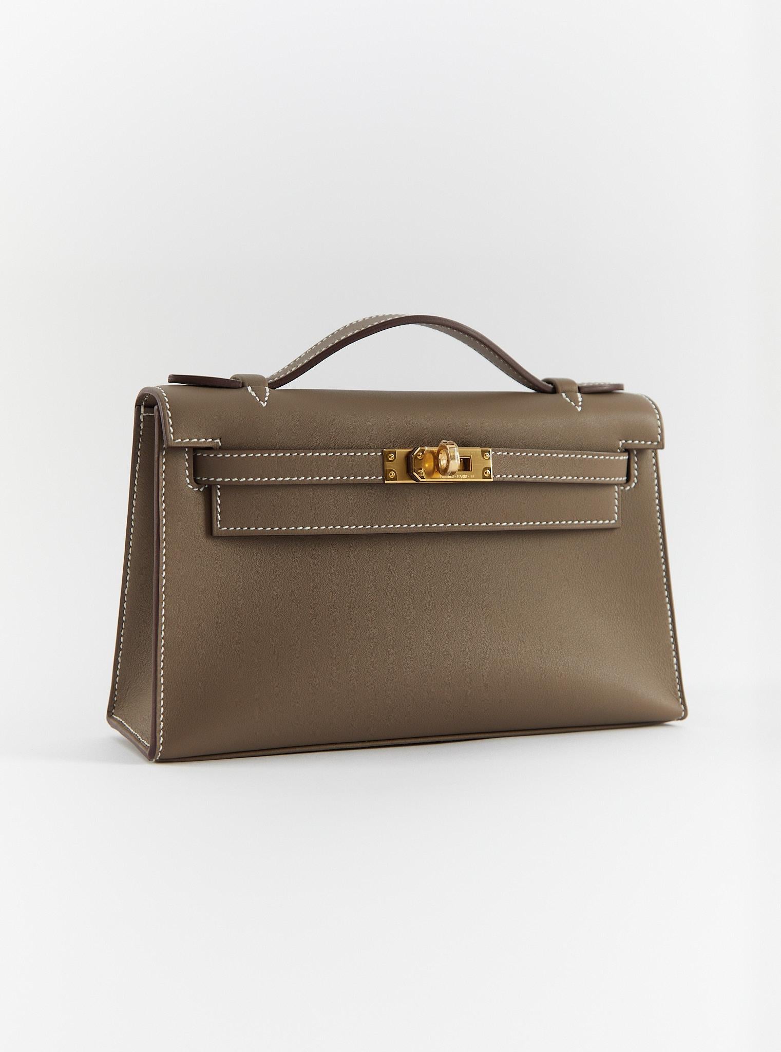 Hermès Kelly Pochette in Etoupe

Swift Leather with Gold Hardware

B Stamp / 2024

Accompanied by: Original receipt, Hermes box, Hermes dustbag, felt, ribbon and care card

Measurements: 8.5