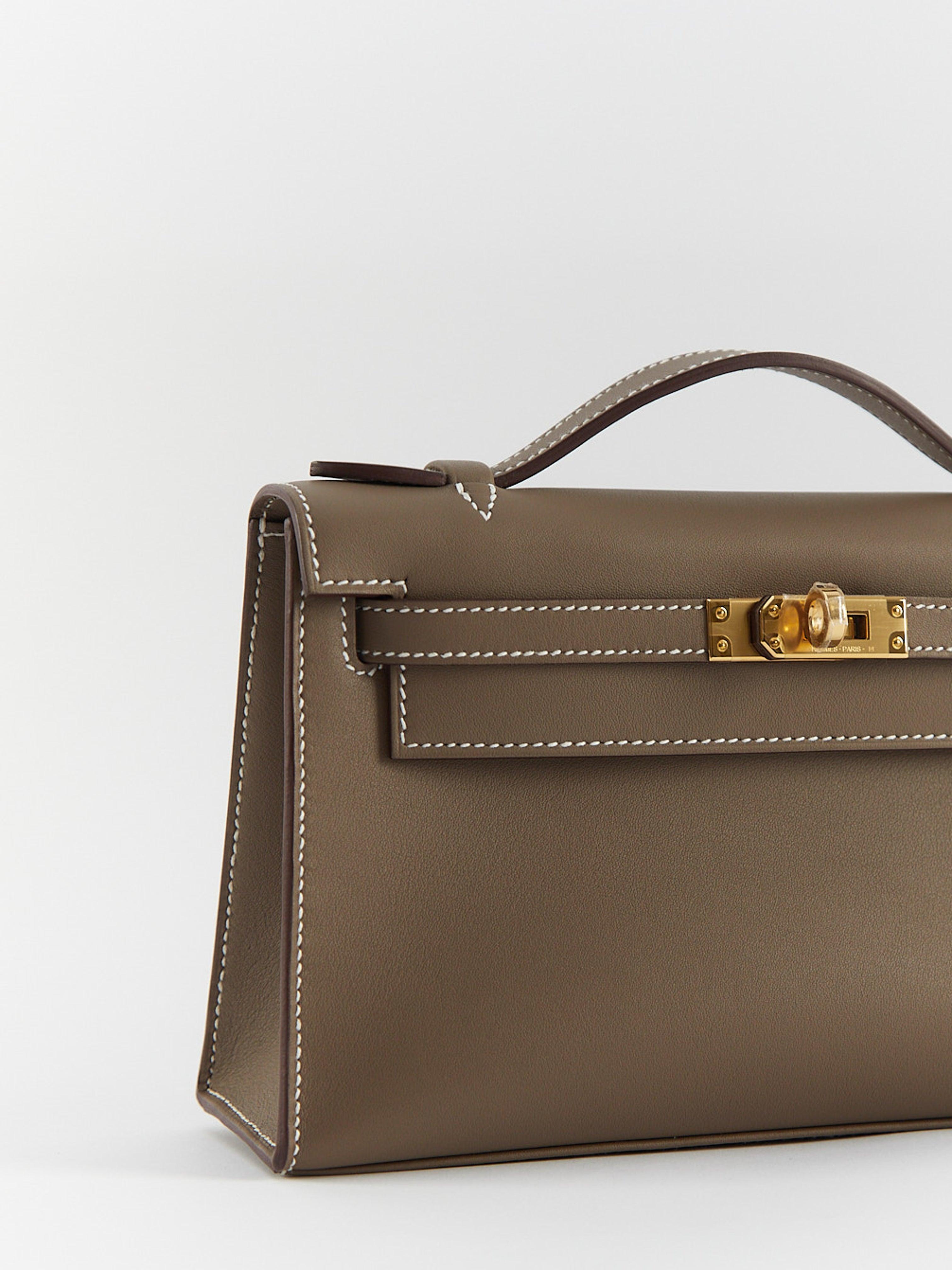 HERMÈS KELLY POCHETTE ETOUPE Swift Leather with Gold Hardware In Excellent Condition For Sale In London, GB