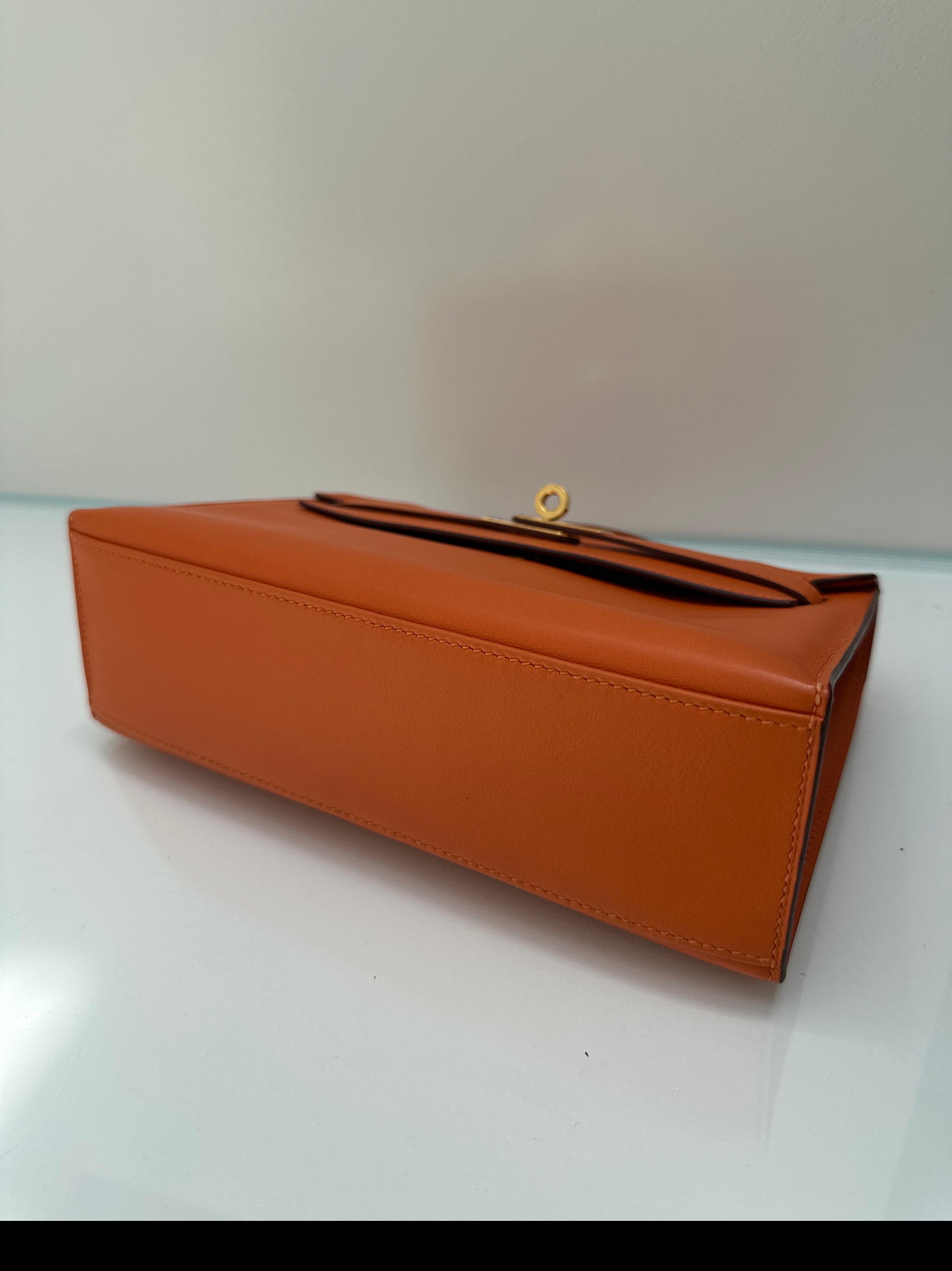 Hermes Kelly Pochette Feu Orange Swift Leather Gold Hardware en vente 6