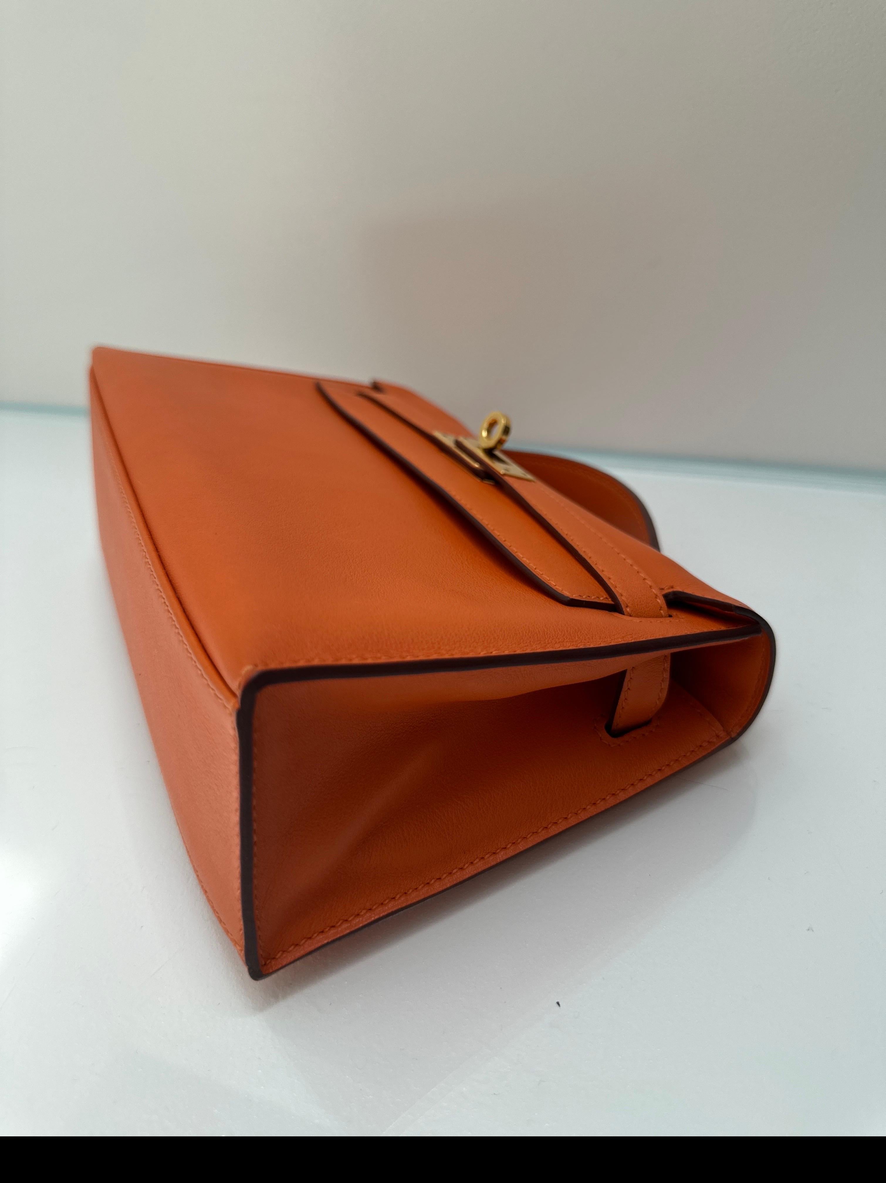 Hermes Kelly Pochette Feu Orange Swift Leather Gold Hardware en vente 7