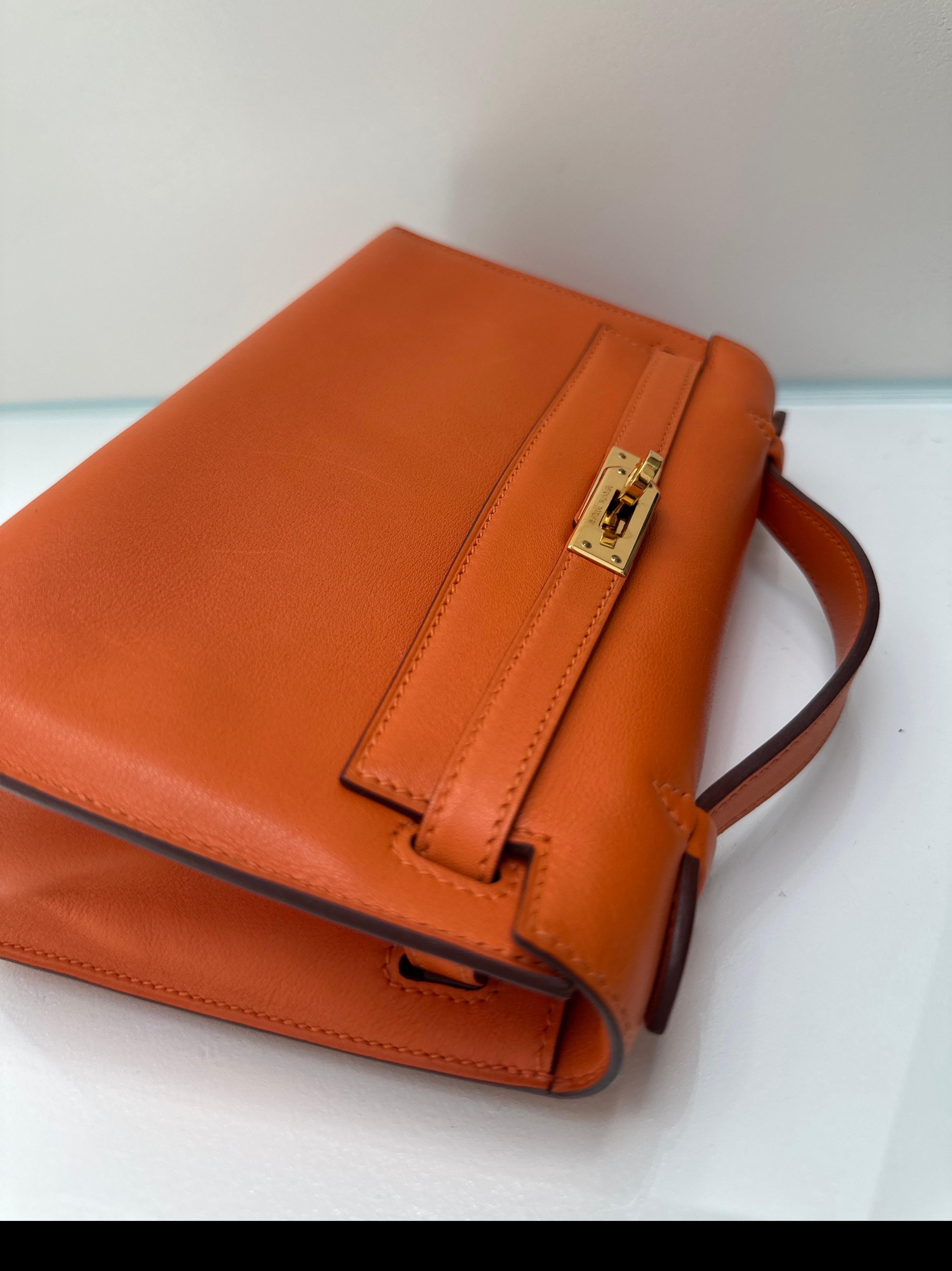 Hermes Kelly Pochette Feu Orange Swift Leather Gold Hardware en vente 8