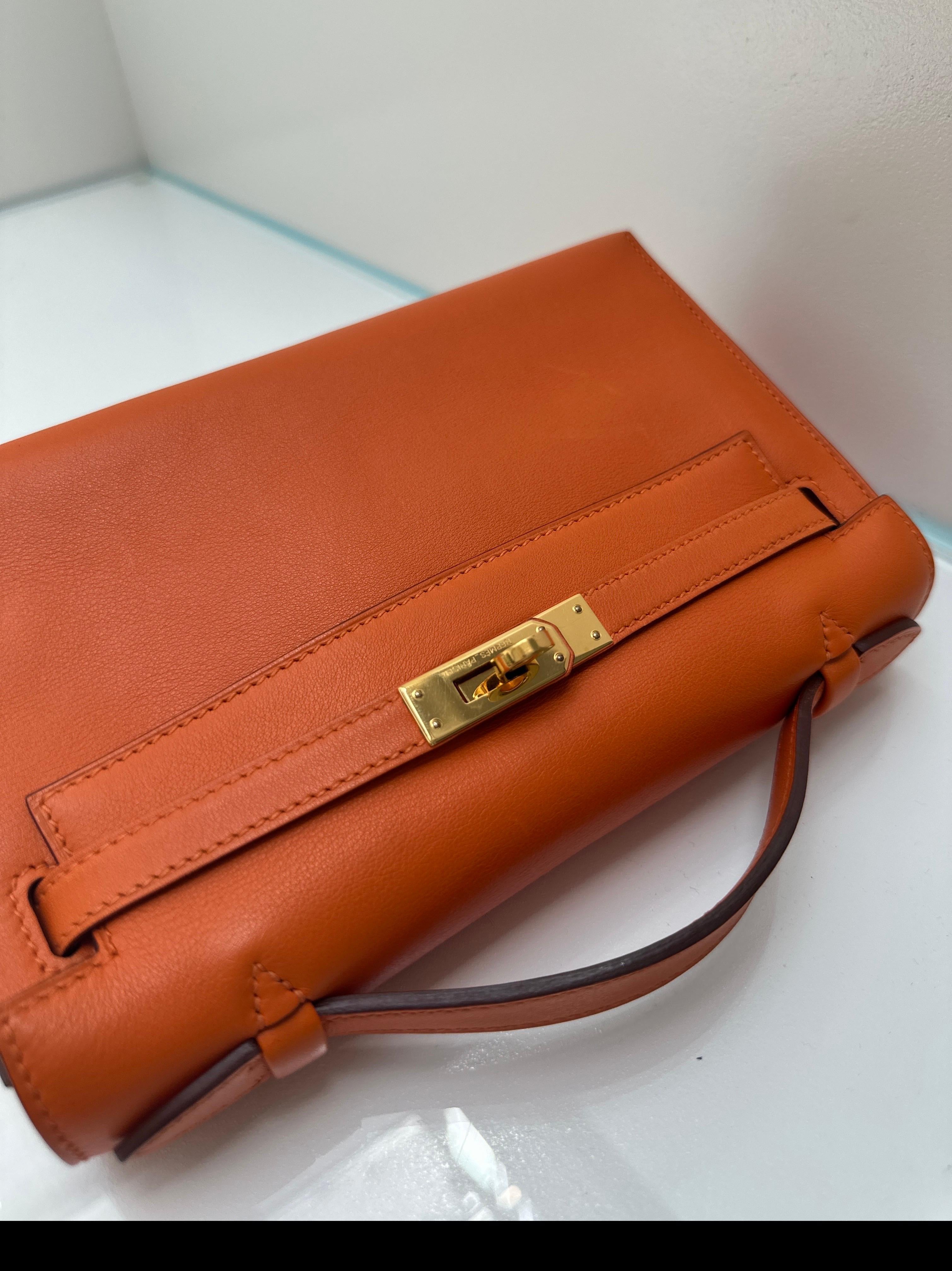 Hermes Kelly Pochette Feu Orange Swift Leather Gold Hardware en vente 9