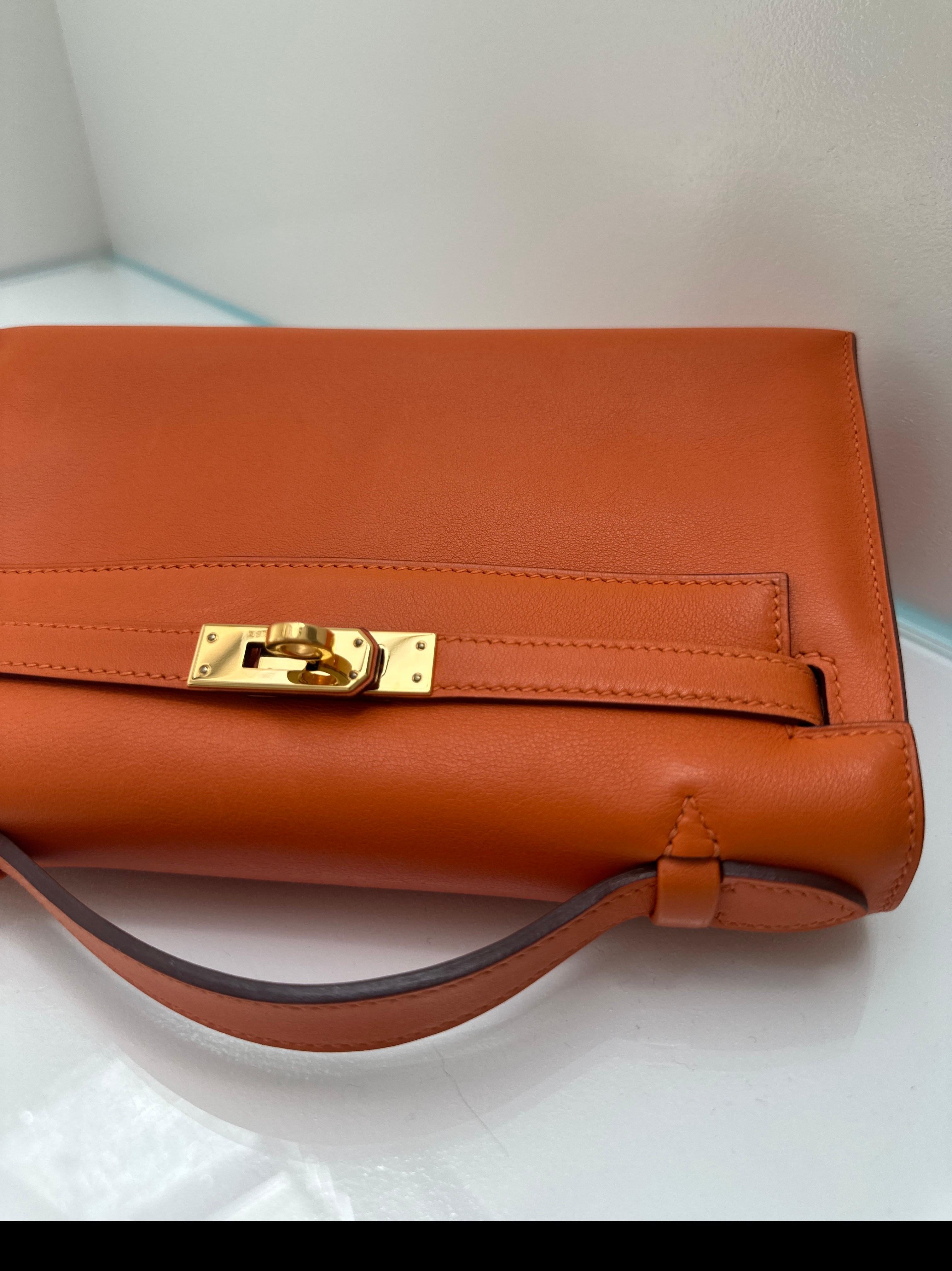 Hermes Kelly Pochette Feu Orange Swift Leather Gold Hardware en vente 10