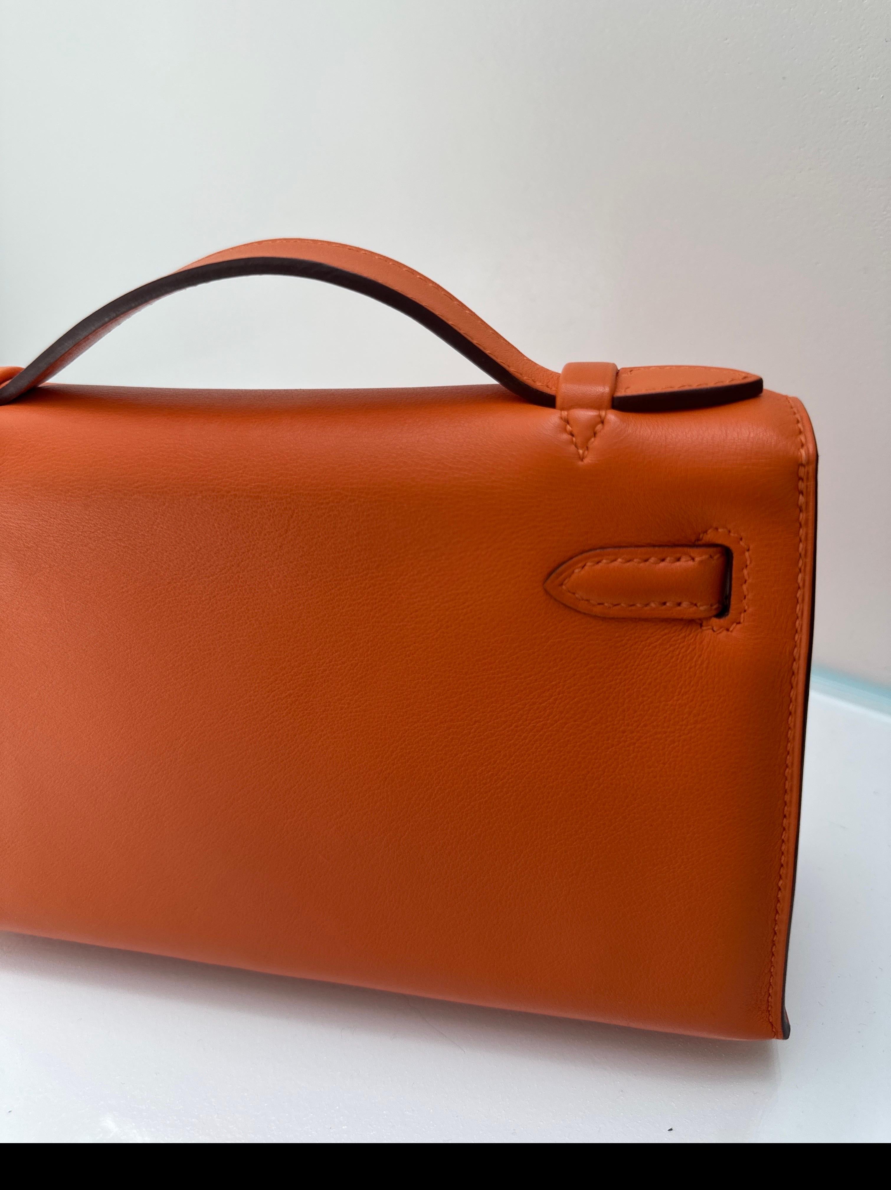Hermes Kelly Pochette Feu Orange Swift Leather Gold Hardware en vente 11