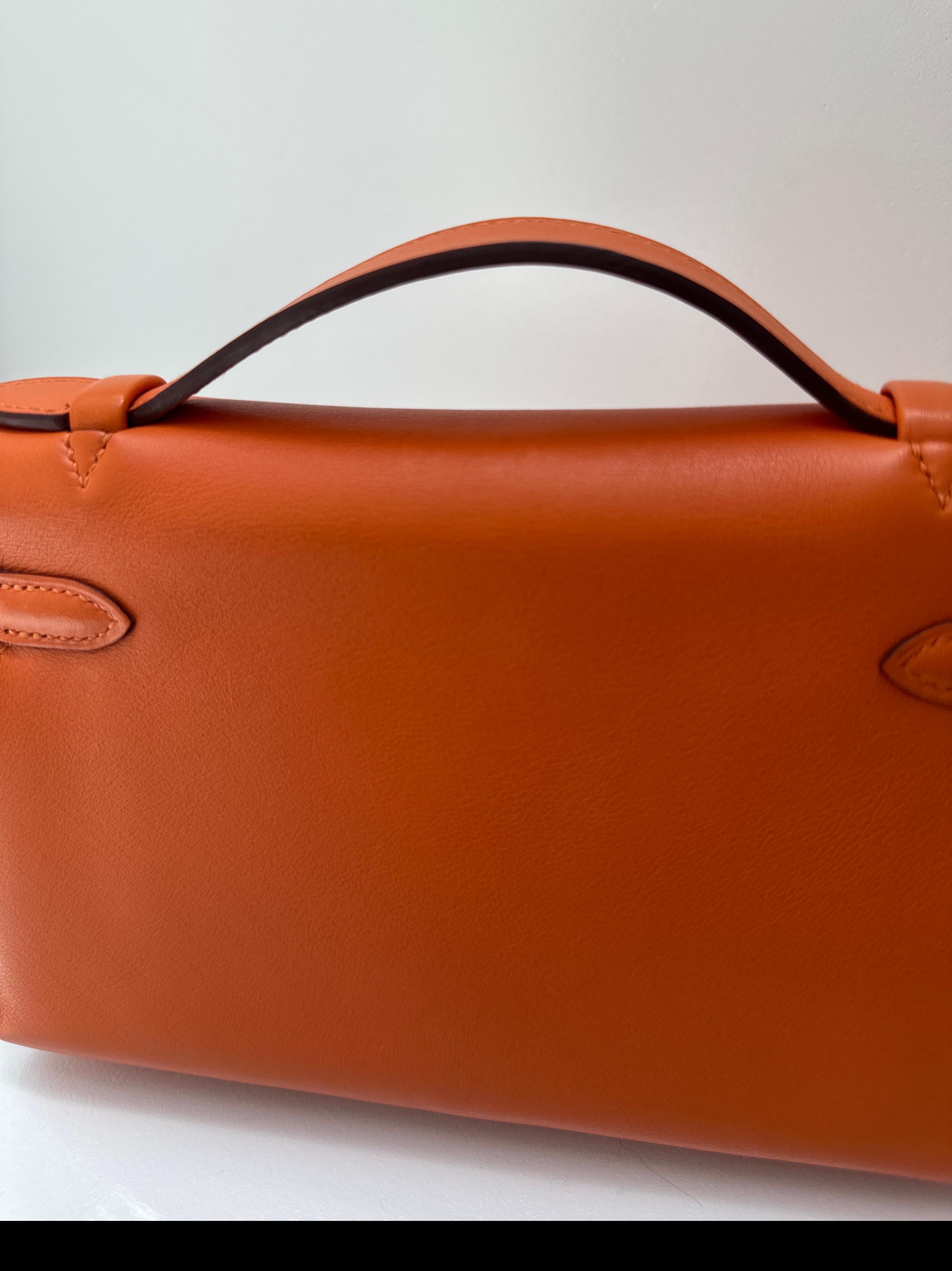 Hermes Kelly Pochette Feu Orange Swift Leather Gold Hardware en vente 12