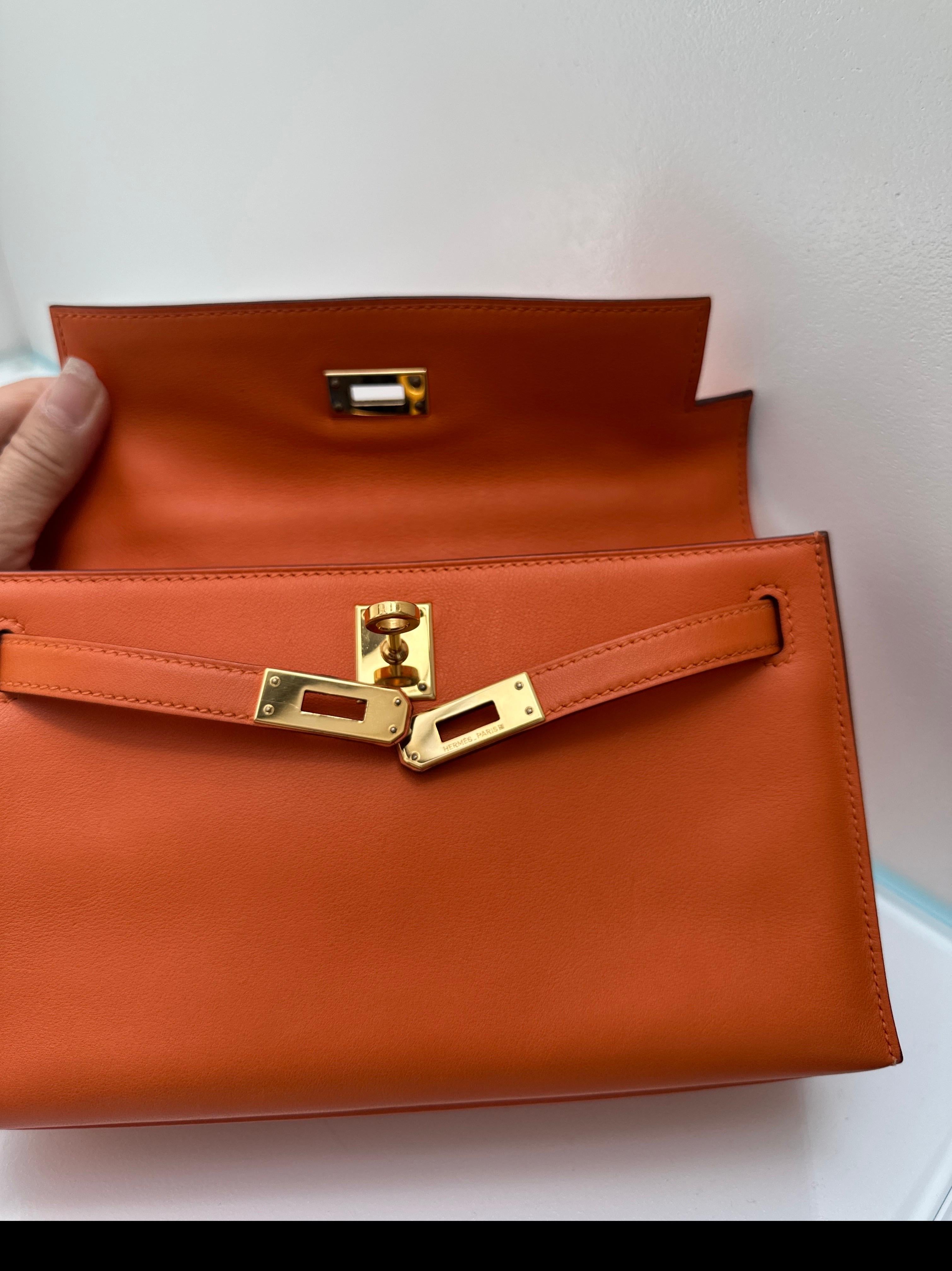 Hermes Kelly Pochette Feu Orange Swift Leather Gold Hardware en vente 13