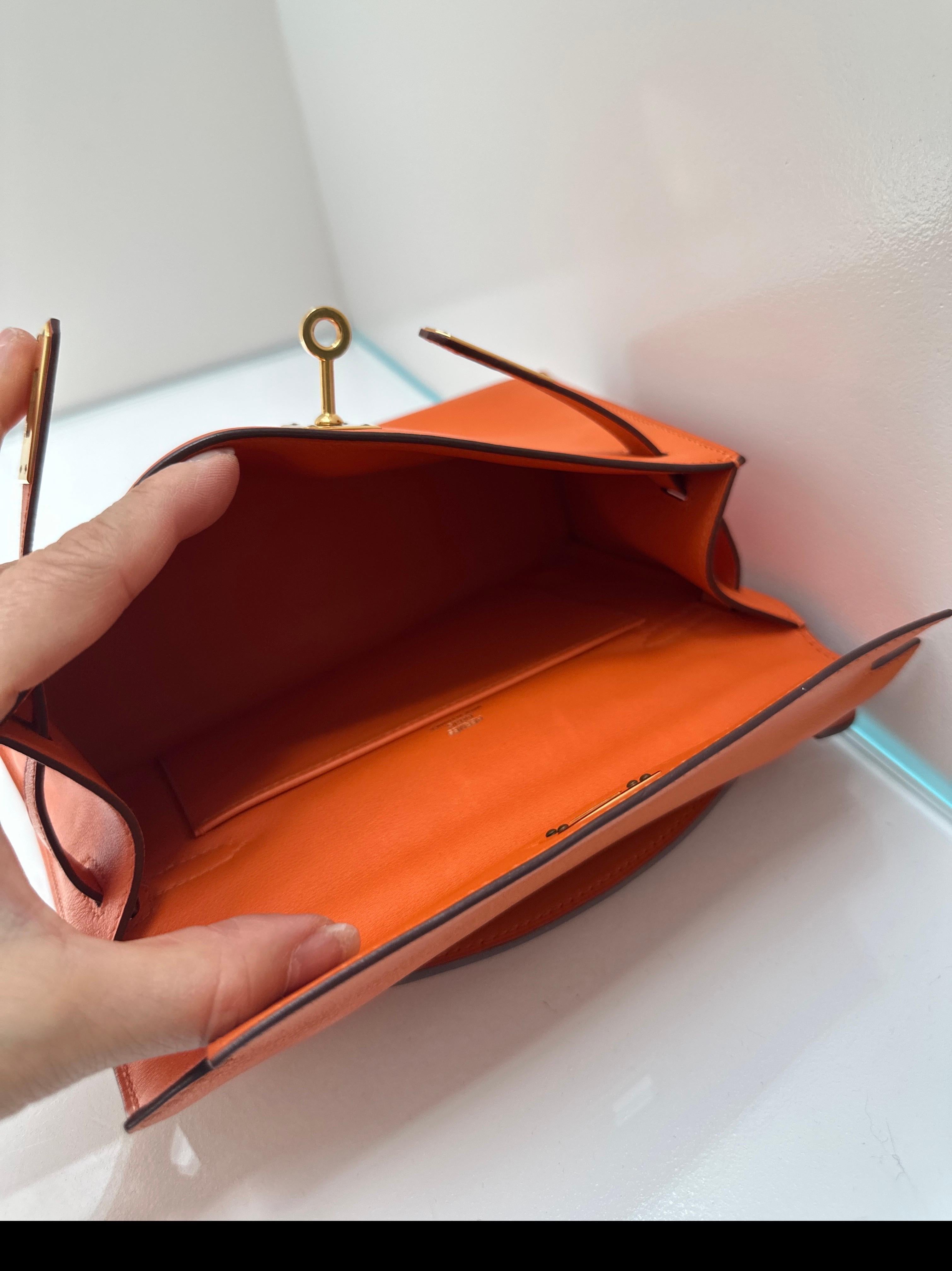 Hermes Kelly Pochette Feu Orange Swift Leather Gold Hardware en vente 14