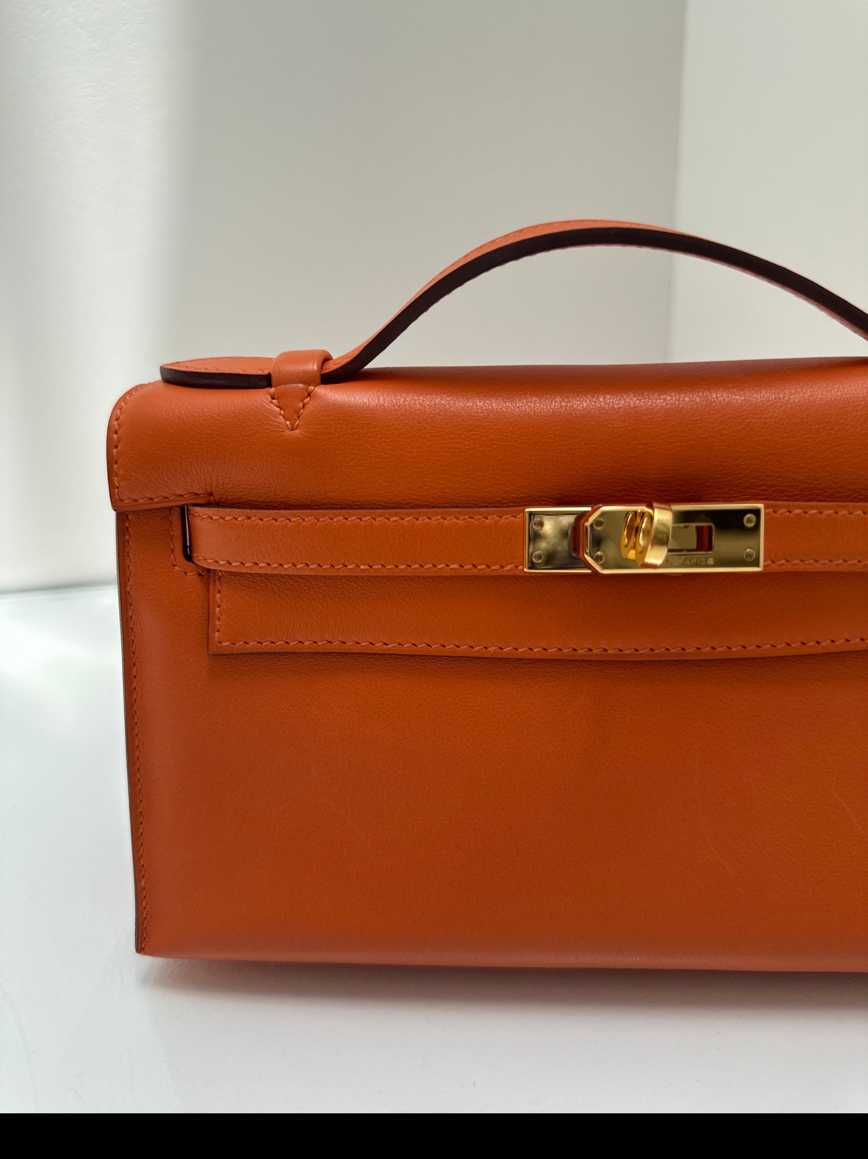 Pochette Kelly très convoitée et difficile à acquérir dans la couleur Orange, héritage de la maison. Excellent état, boîte et sac à poussière inclus. Timbre de l'année N sqaure à partir de 2010. Authenticité garantie. 
