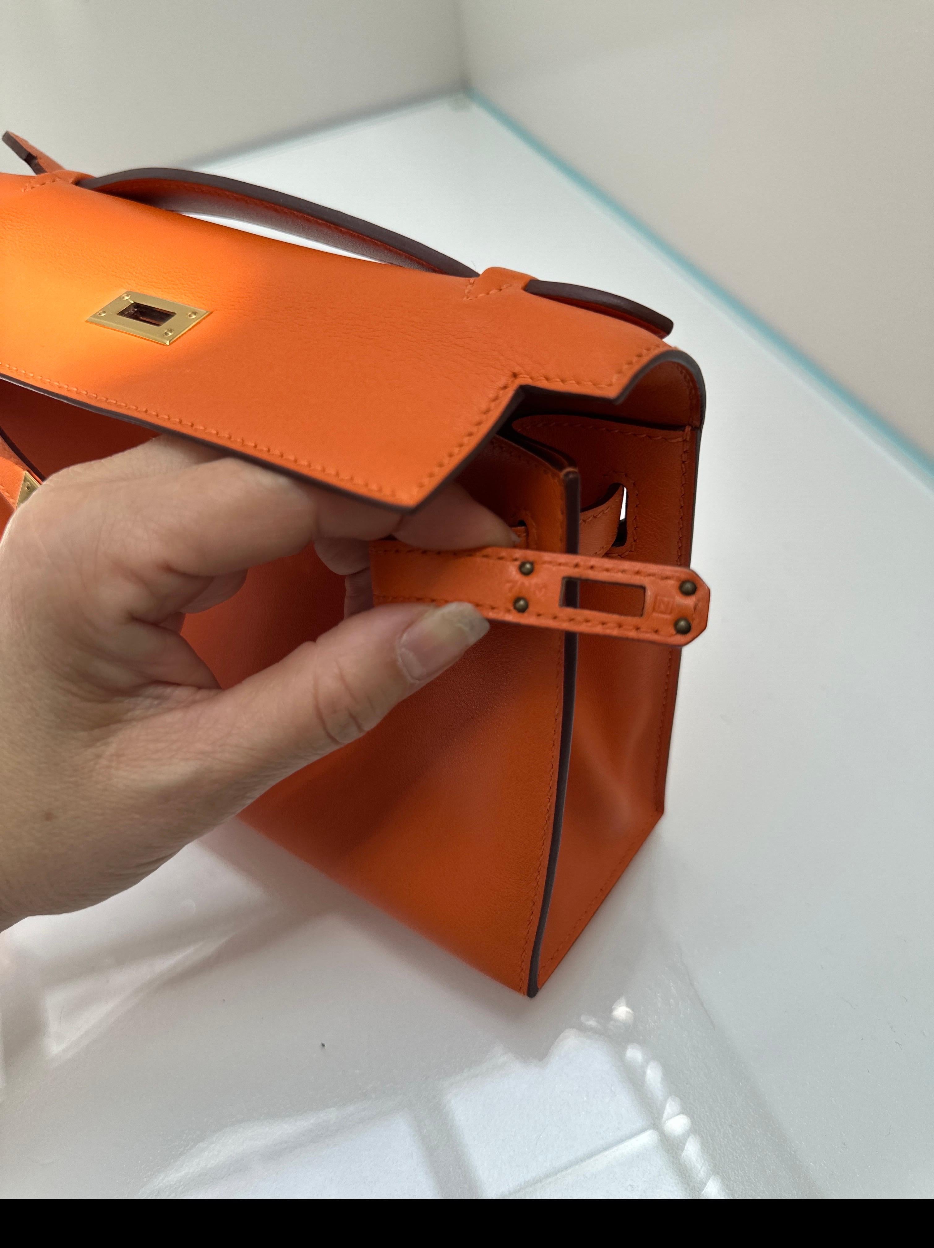 Hermes Kelly Pochette Feu Orange Swift Leather Gold Hardware en vente 15