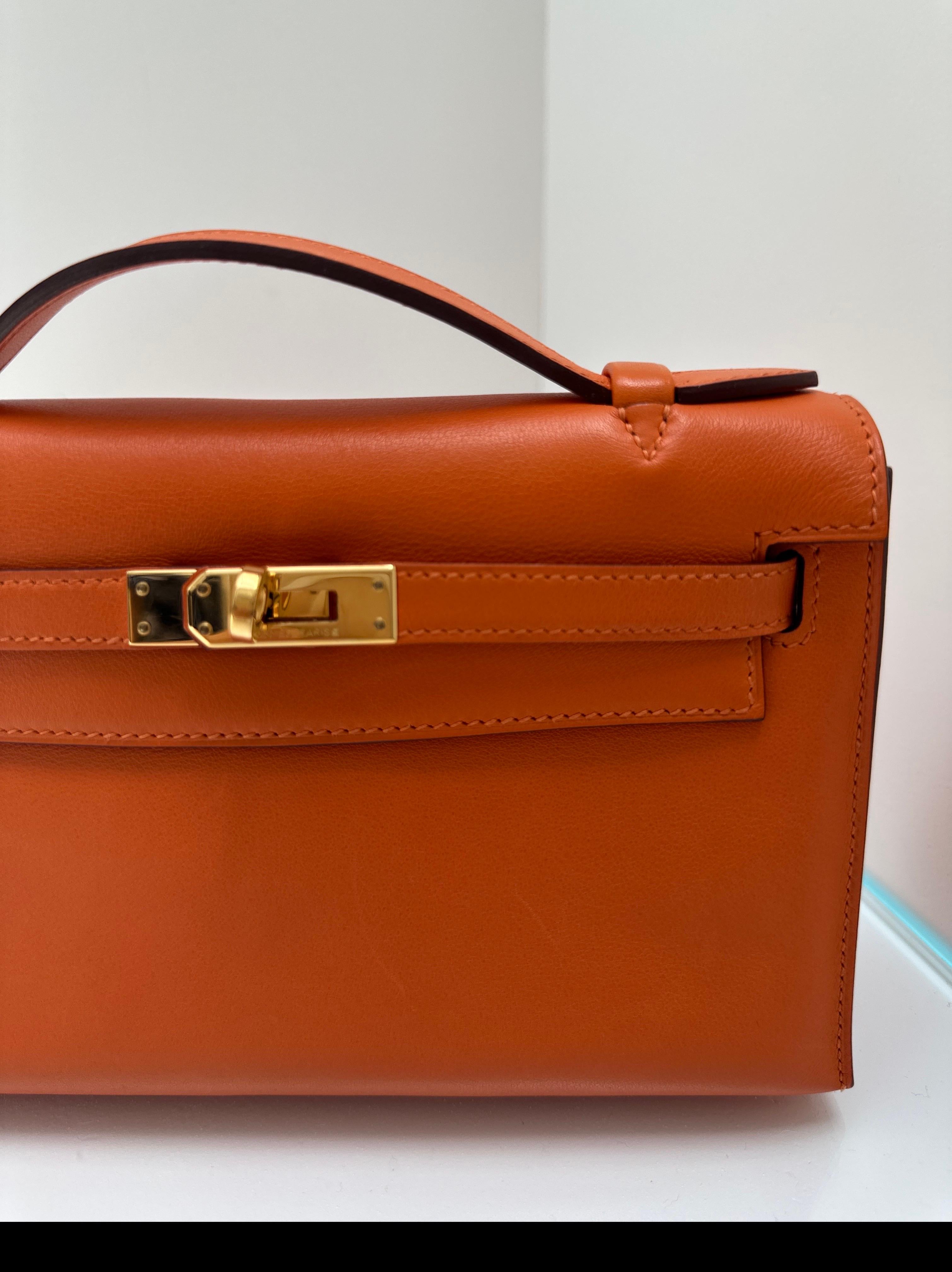 Marron Hermes Kelly Pochette Feu Orange Swift Leather Gold Hardware en vente