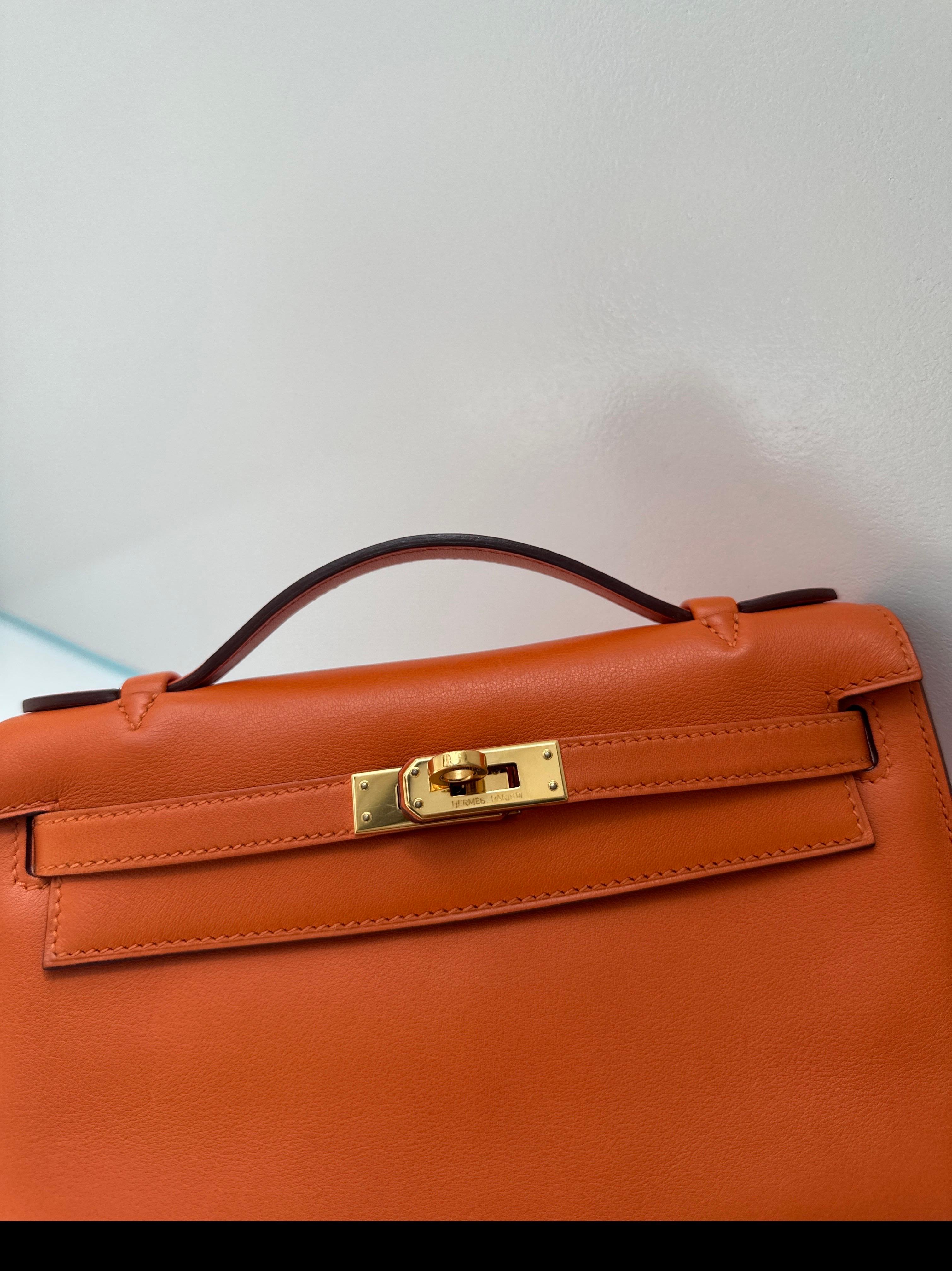 Hermes Kelly Pochette Feu Orange Swift Leather Gold Hardware Excellent état - En vente à Athens, GA