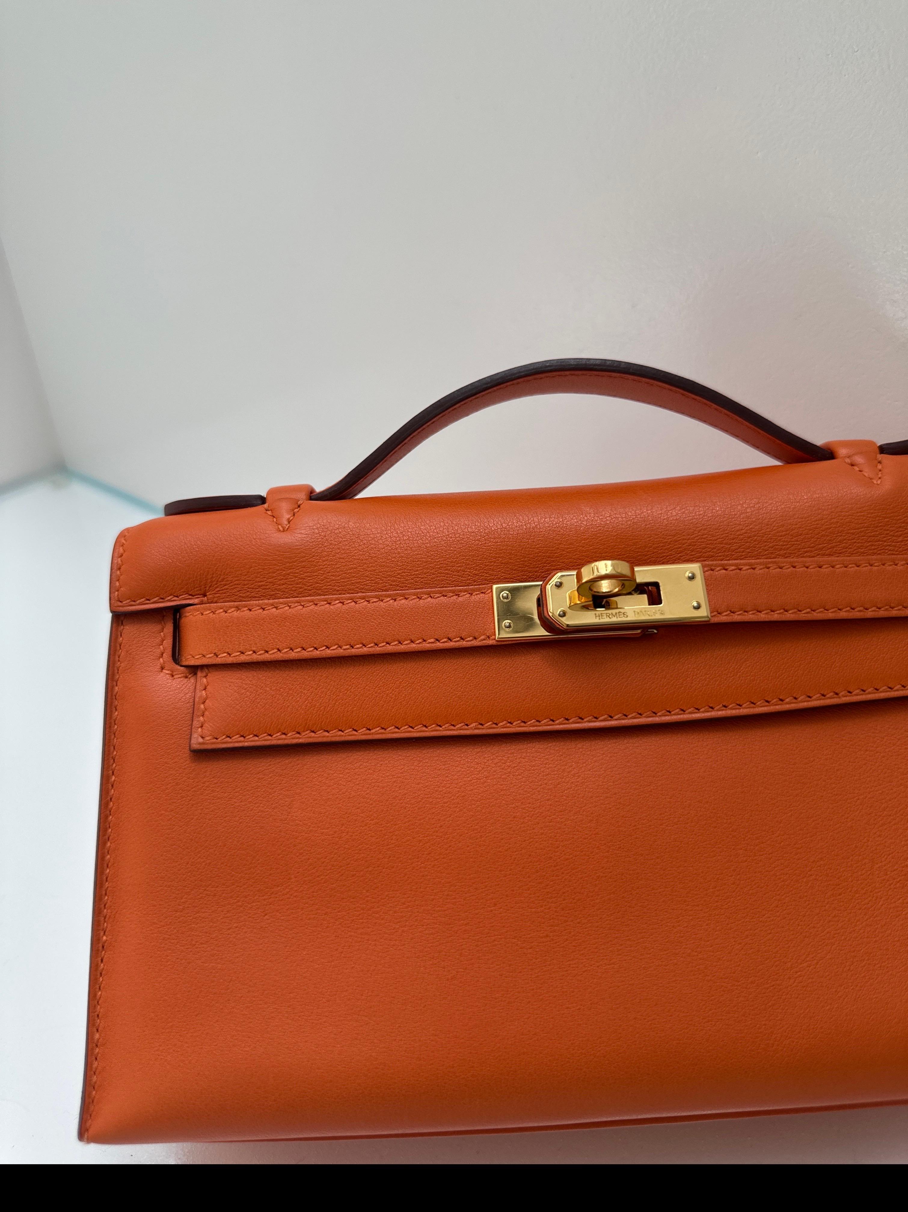 Hermes Kelly Pochette Feu Orange Swift Leather Gold Hardware Unisexe en vente