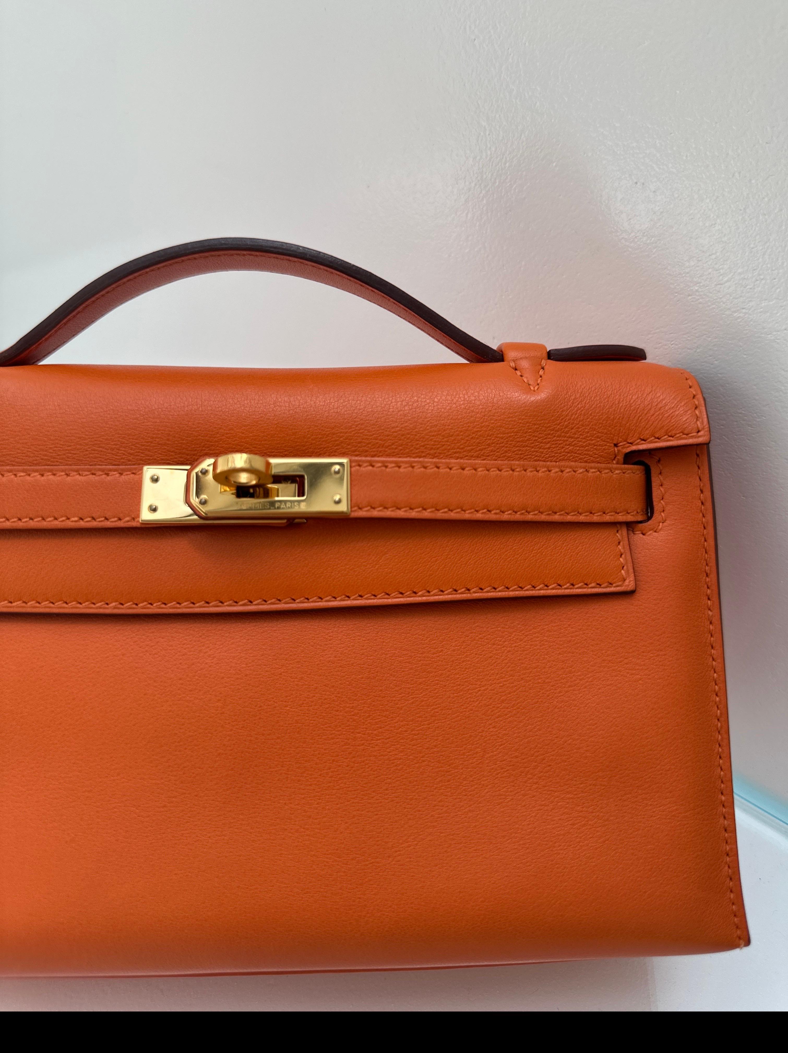 Hermes Kelly Pochette Feu Orange Swift Leather Gold Hardware en vente 1