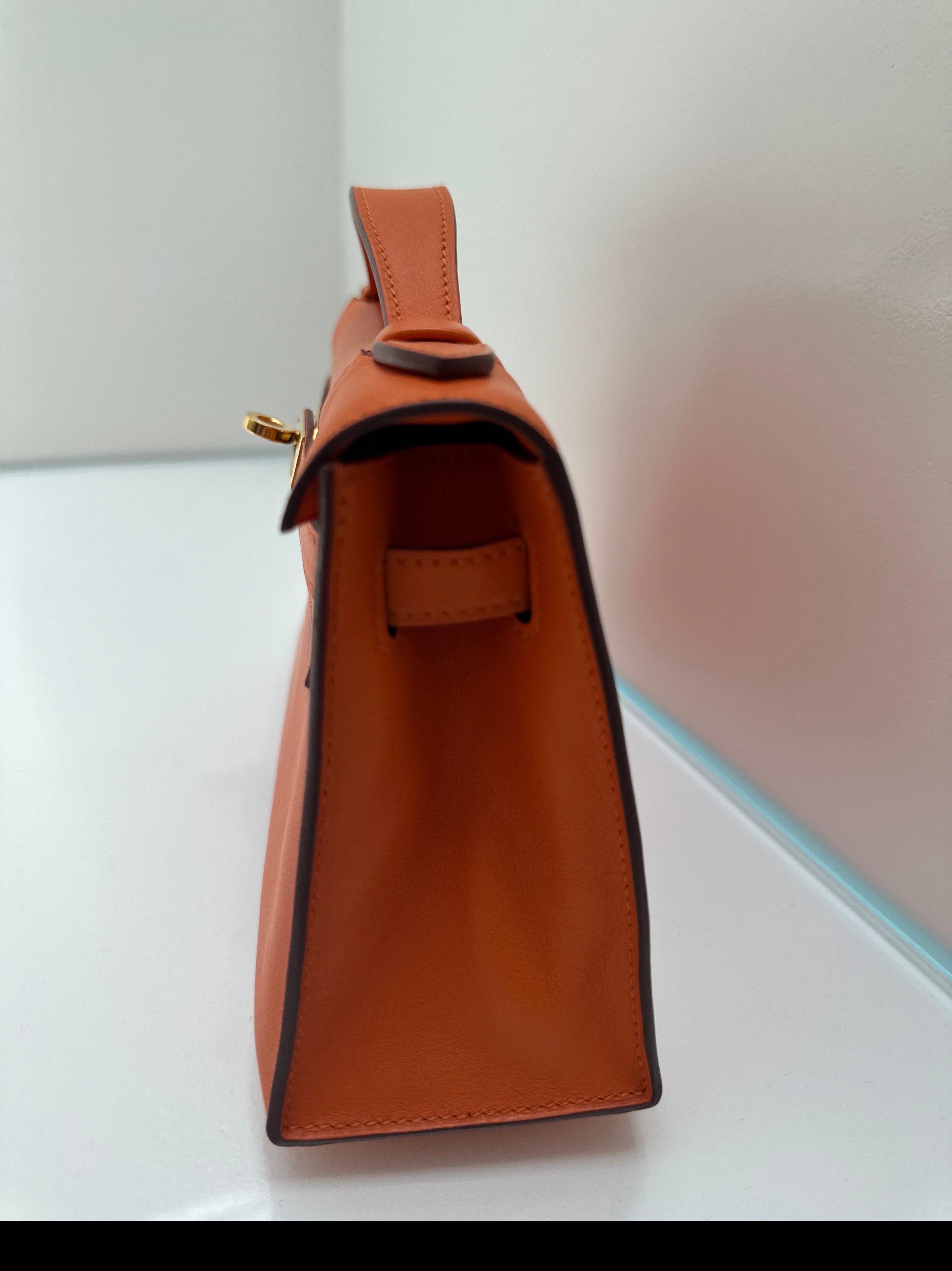 Hermes Kelly Pochette Feu Orange Swift Leather Gold Hardware en vente 2