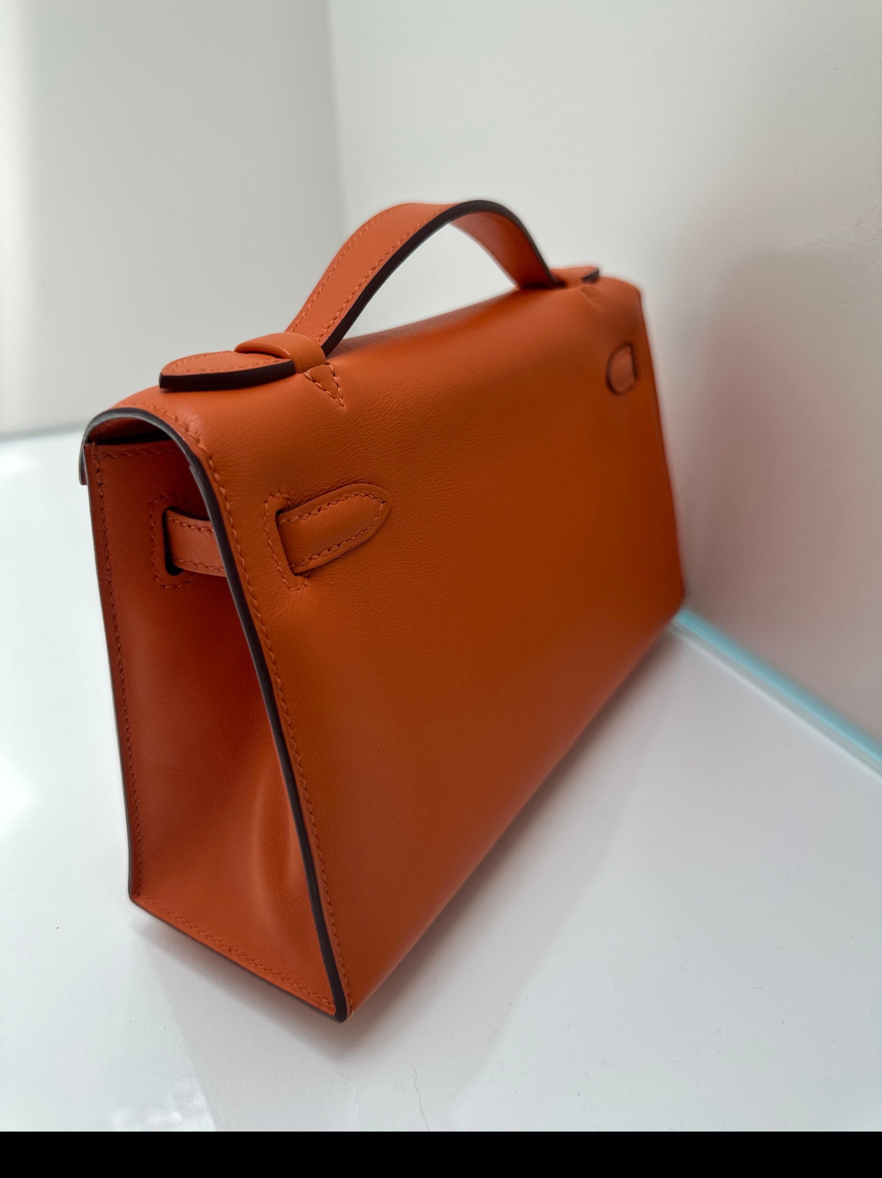 Hermes Kelly Pochette Feu Orange Swift Leather Gold Hardware en vente 3