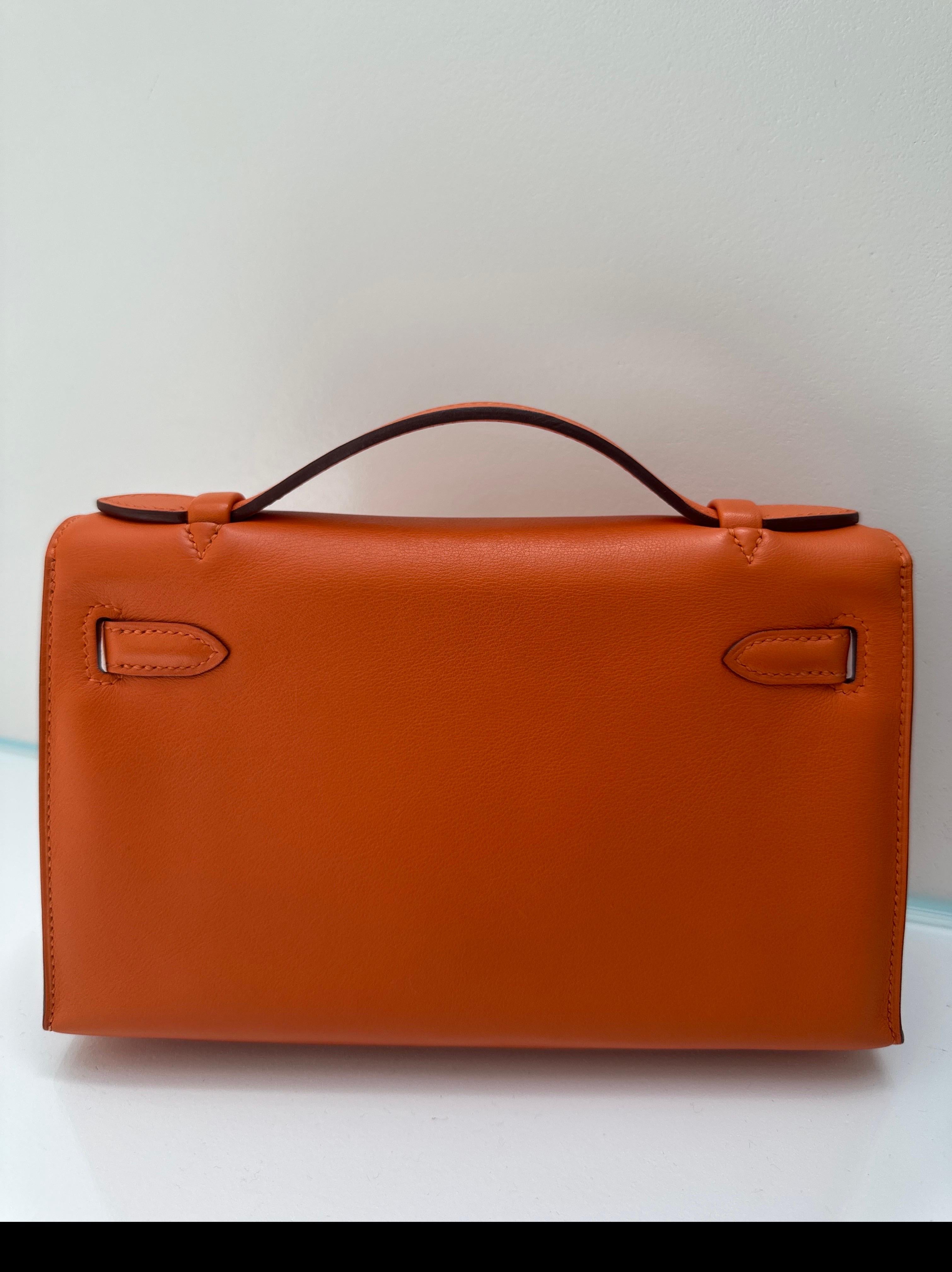 Hermes Kelly Pochette Feu Orange Swift Leather Gold Hardware en vente 4