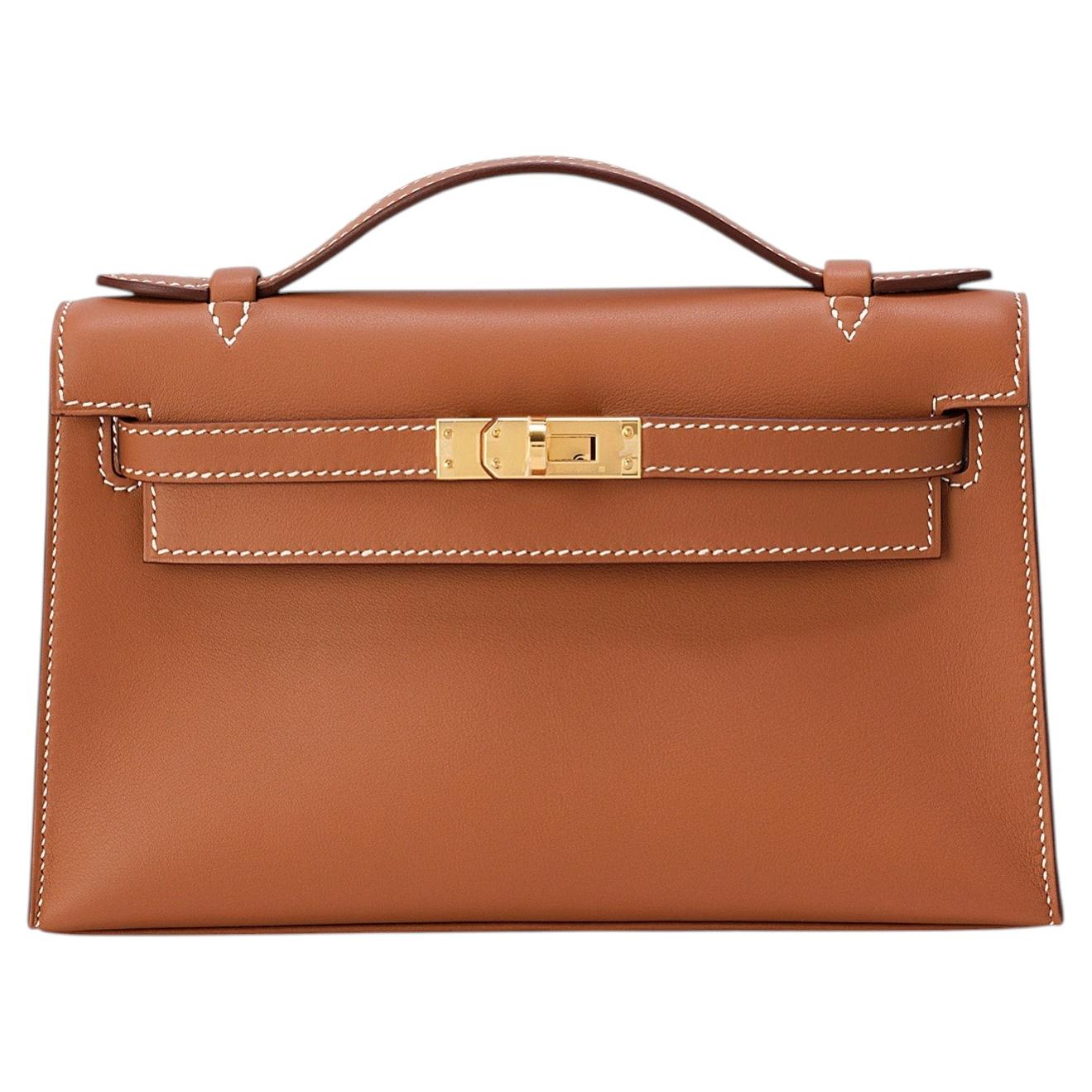 Pochette Kelly Hermès en cuir Swift doré, finitions dorées