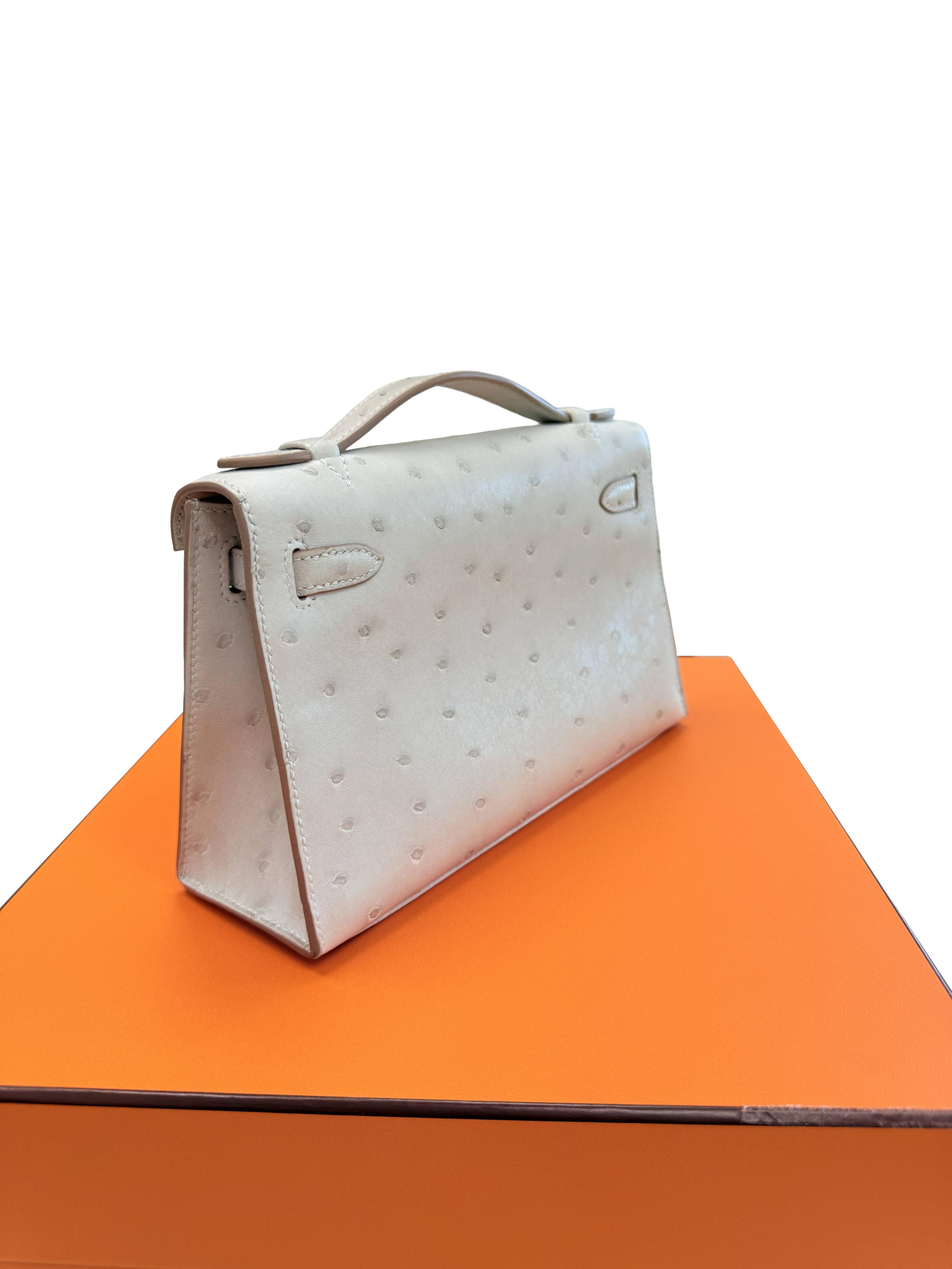 Hermes Kelly Pochette Gris Perle Strauß mit Palladium Hardware Handtasche im Angebot 5
