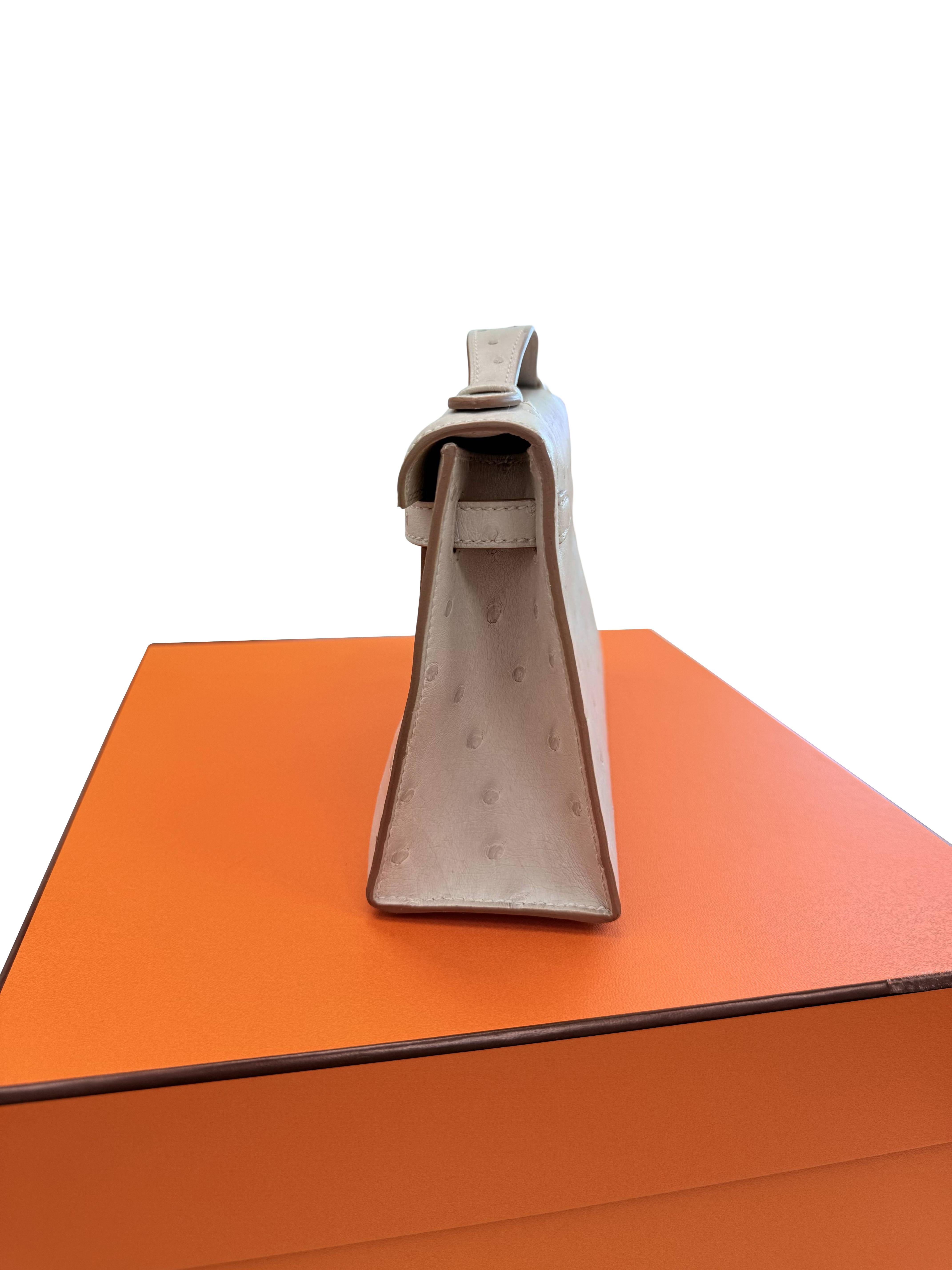 Hermes Kelly Pochette Gris Perle Strauß mit Palladium Hardware Handtasche im Angebot 6