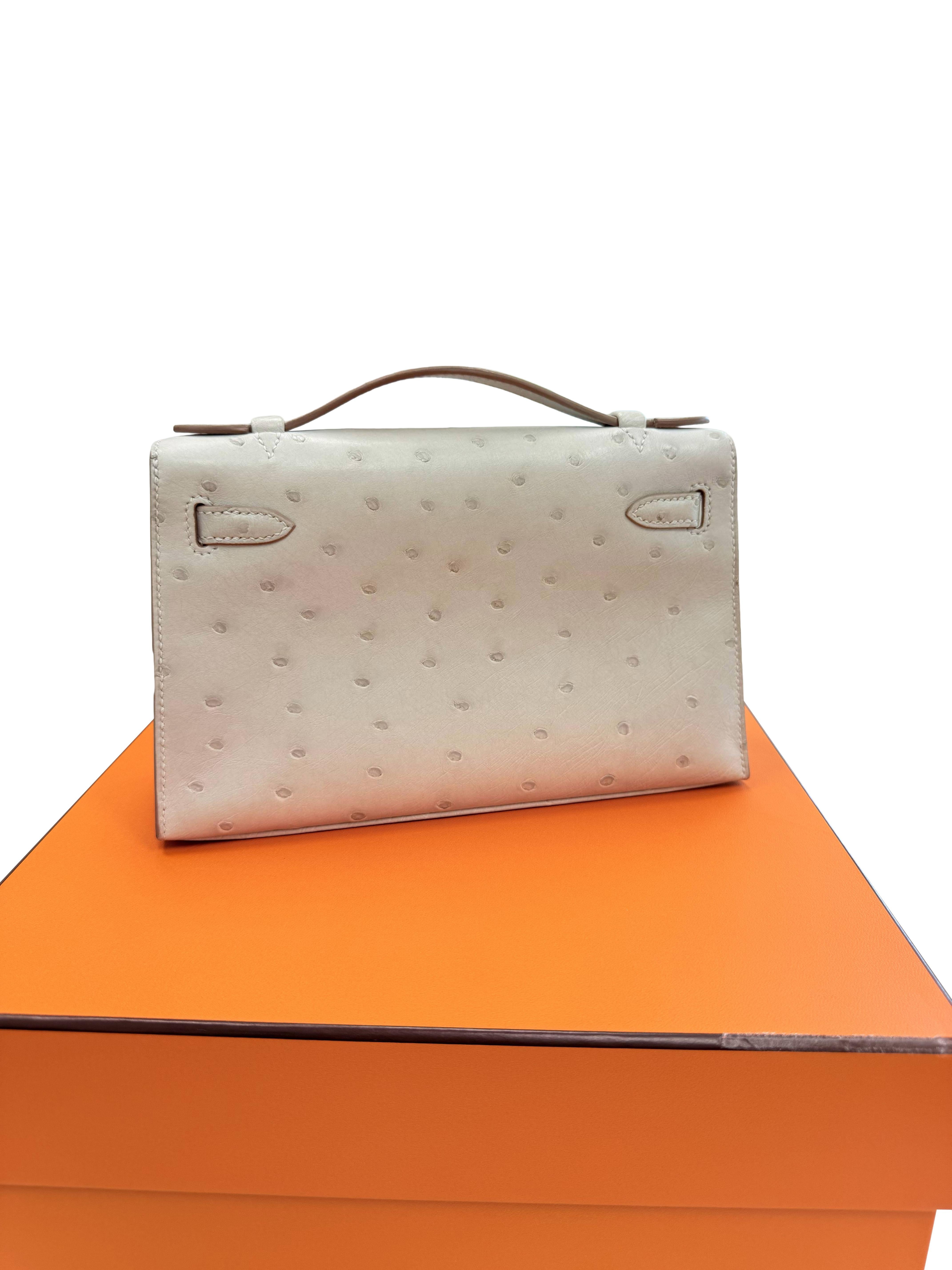 Hermes Kelly Pochette Gris Perle Strauß mit Palladium Hardware Handtasche im Angebot 7