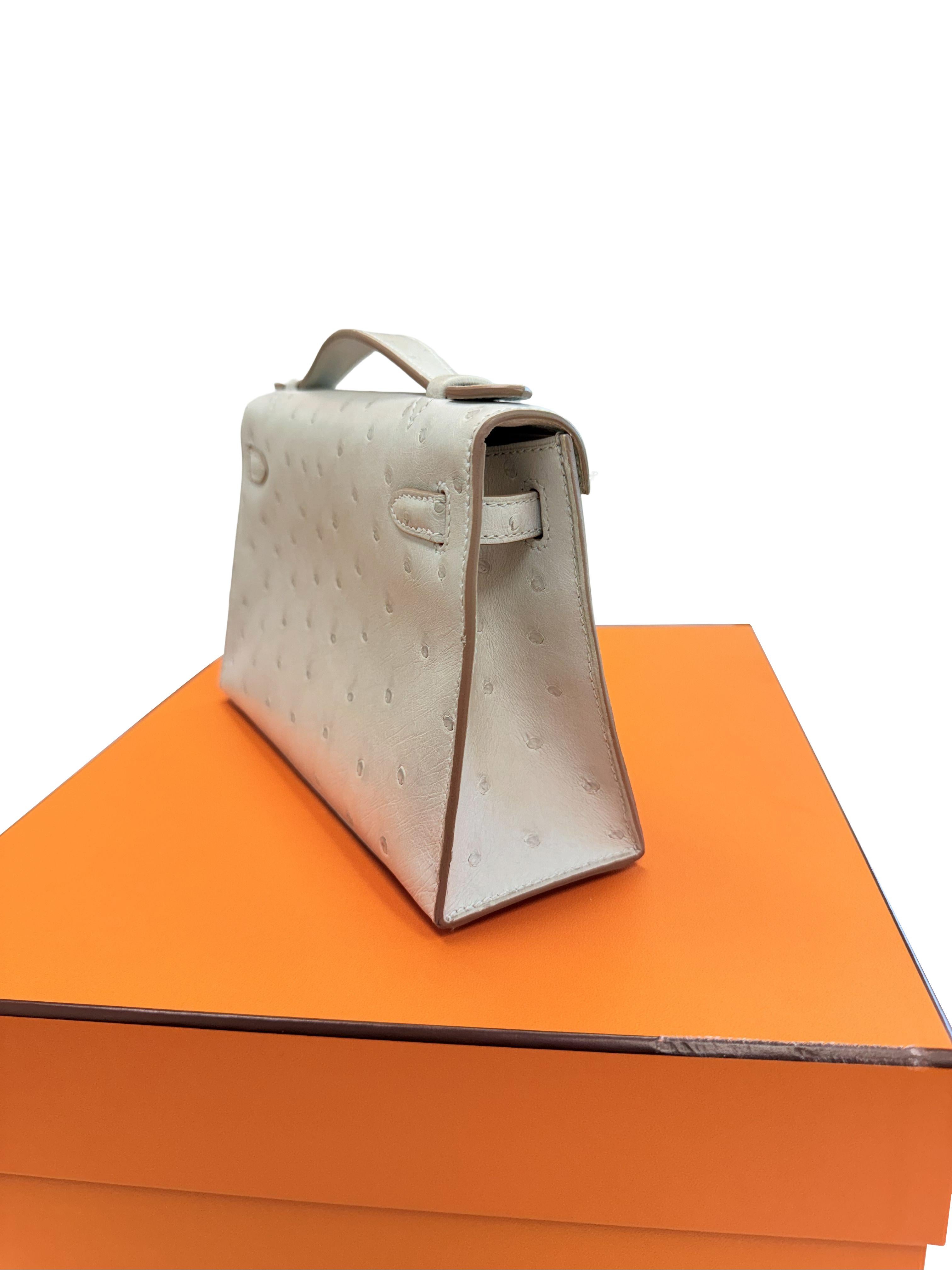 Hermes Kelly Pochette Gris Perle Strauß mit Palladium Hardware Handtasche im Angebot 9