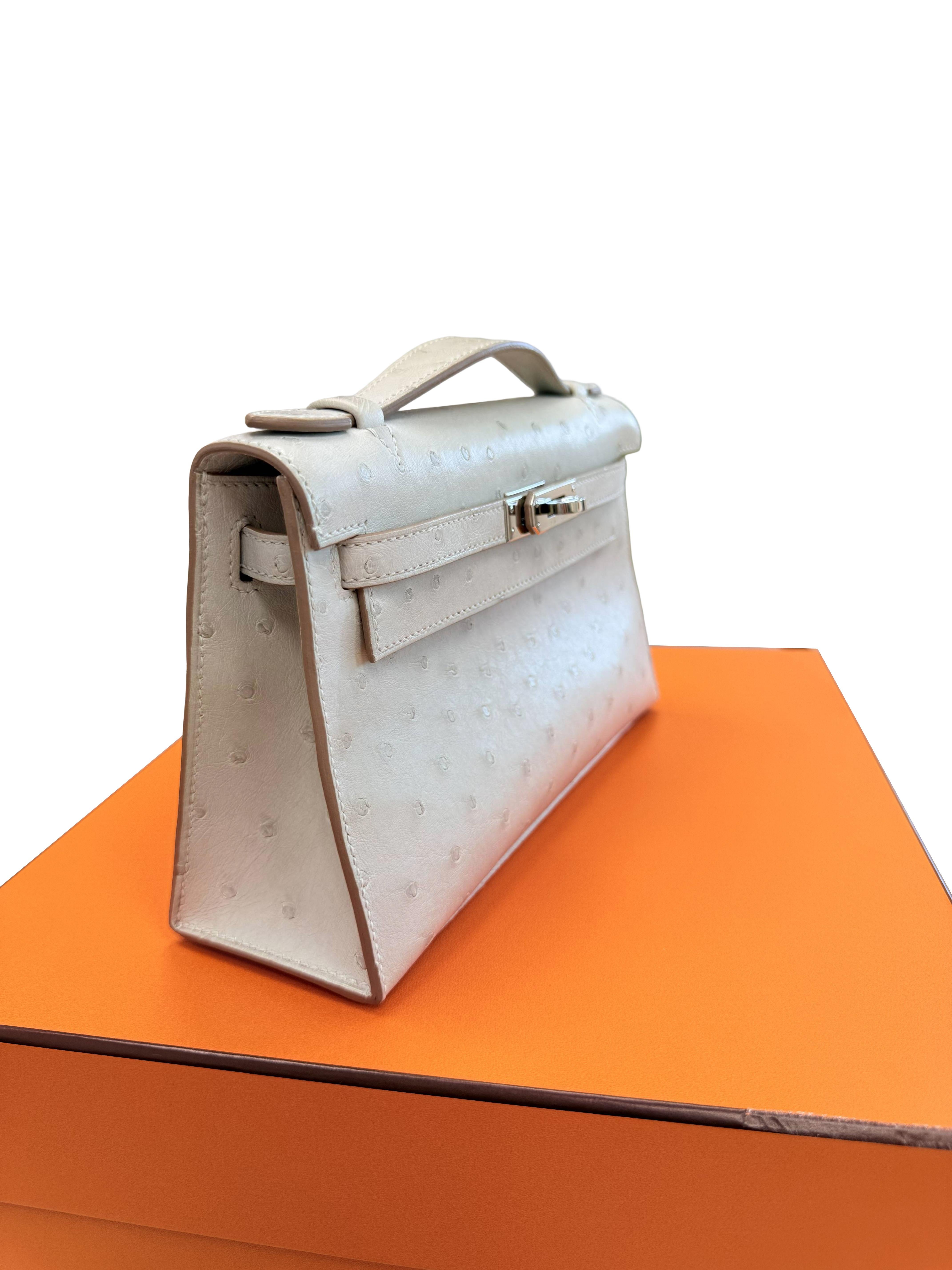 Hermes Kelly Pochette Gris Perle Strauß mit Palladium Hardware Handtasche im Angebot 10