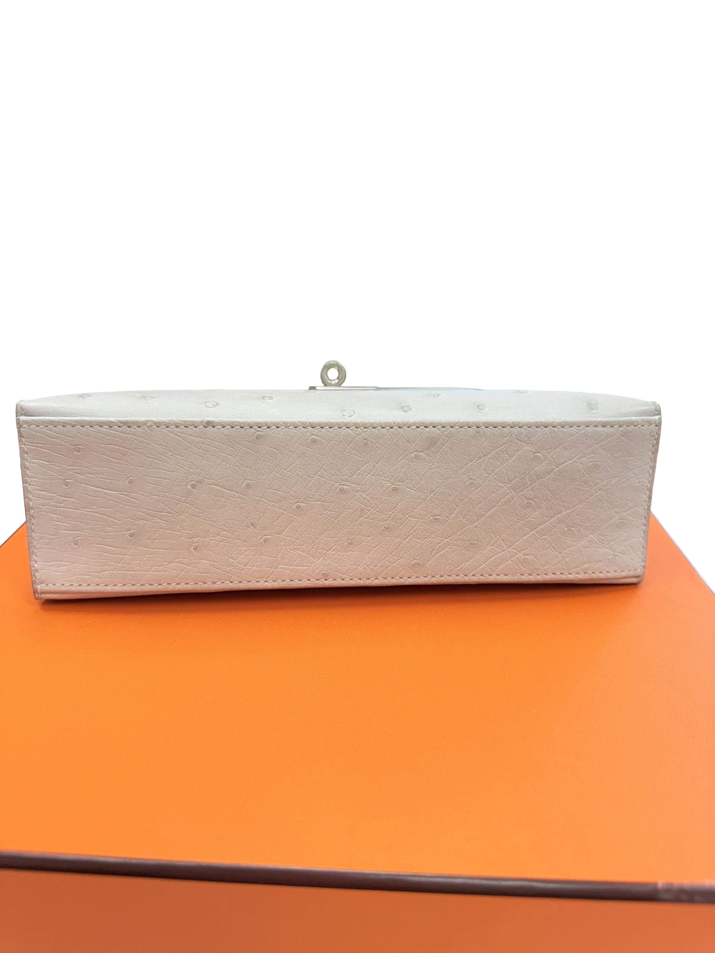 Hermes Kelly Pochette Gris Perle Strauß mit Palladium Hardware Handtasche im Angebot 12