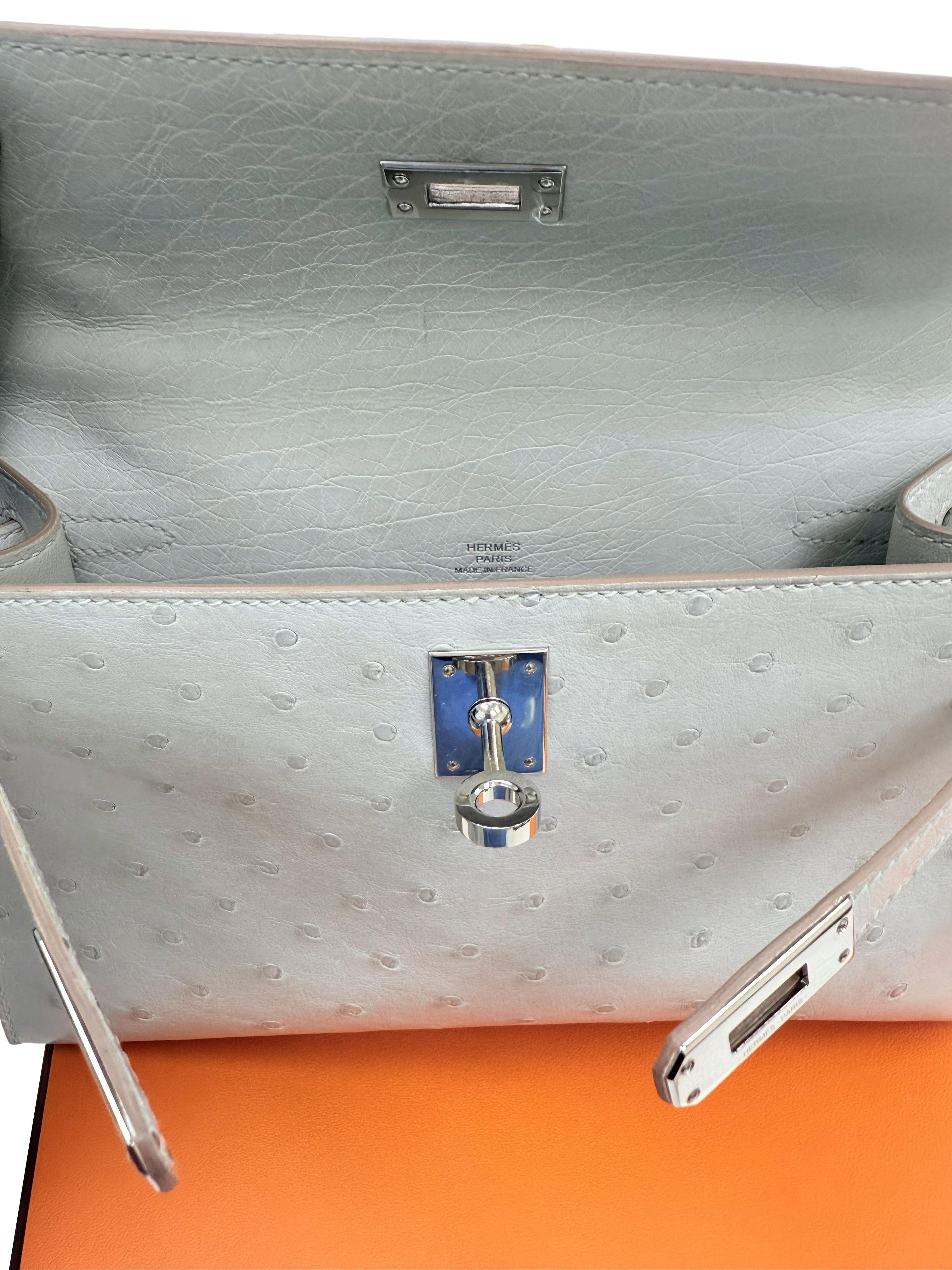 Hermes Kelly Pochette Gris Perle Strauß mit Palladium Hardware Handtasche im Angebot 13