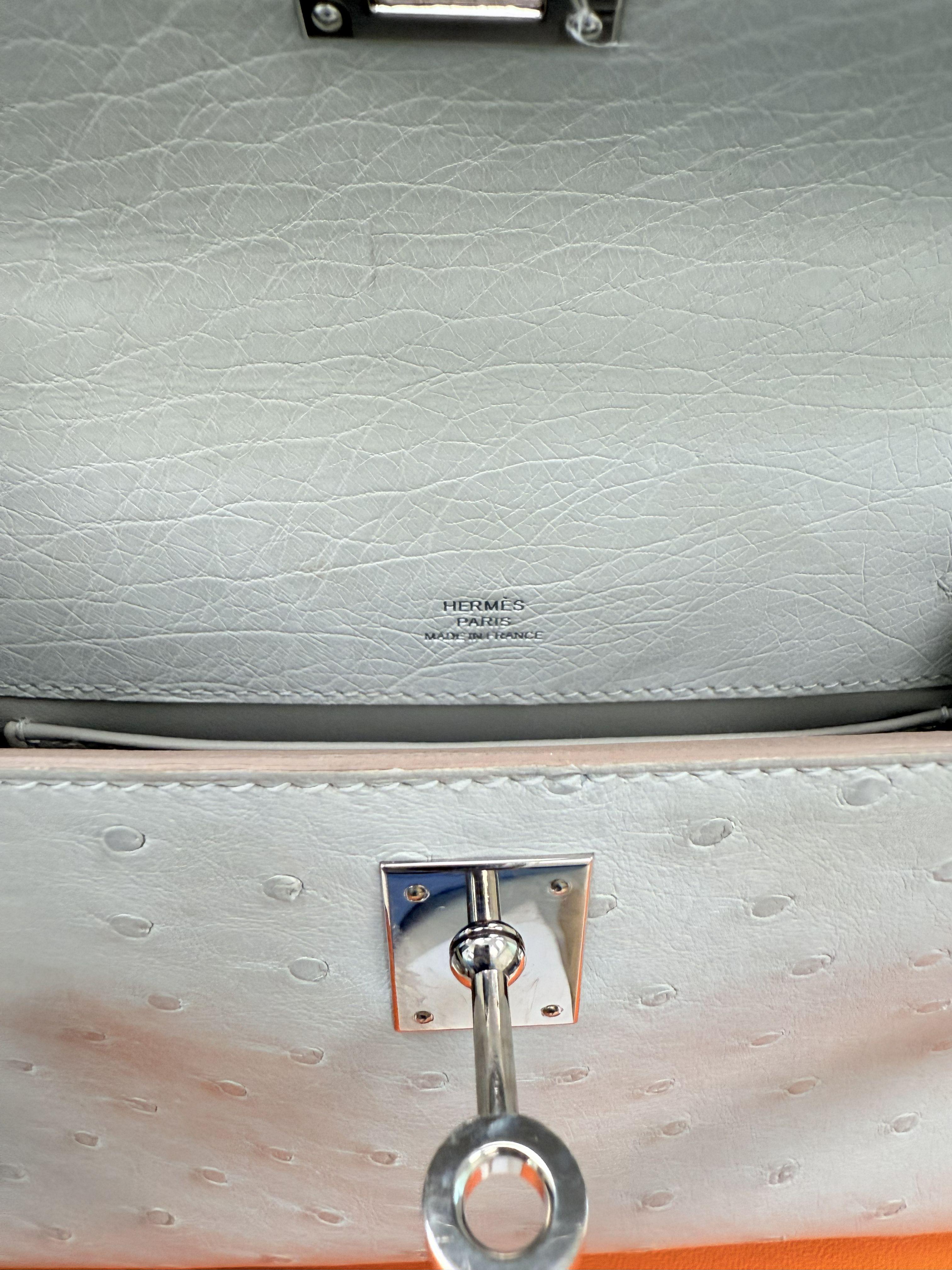 Hermes Kelly Pochette Gris Perle Strauß mit Palladium Hardware Handtasche im Angebot 14