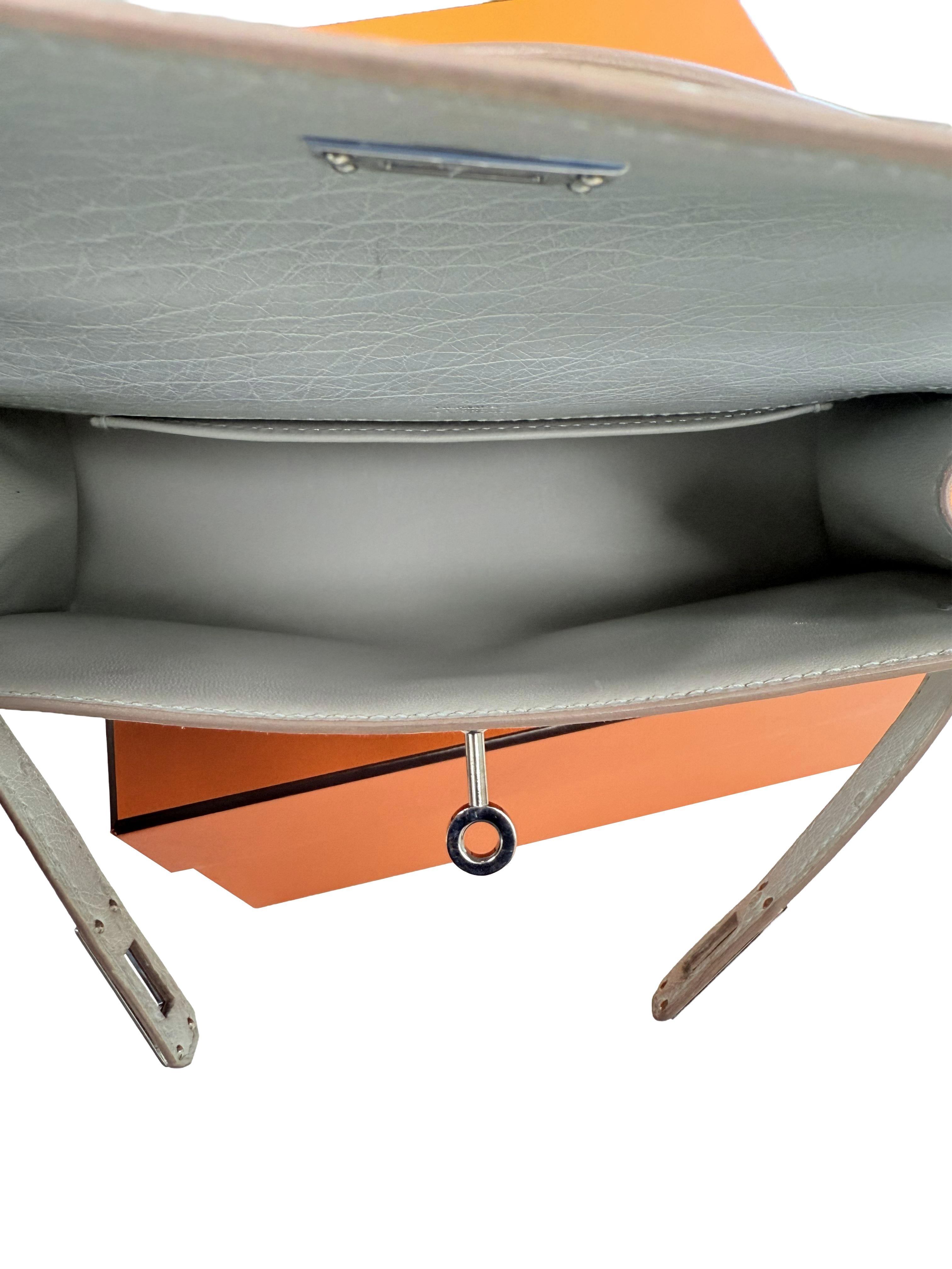 Hermes Kelly Pochette Gris Perle Strauß mit Palladium Hardware Handtasche im Angebot 15