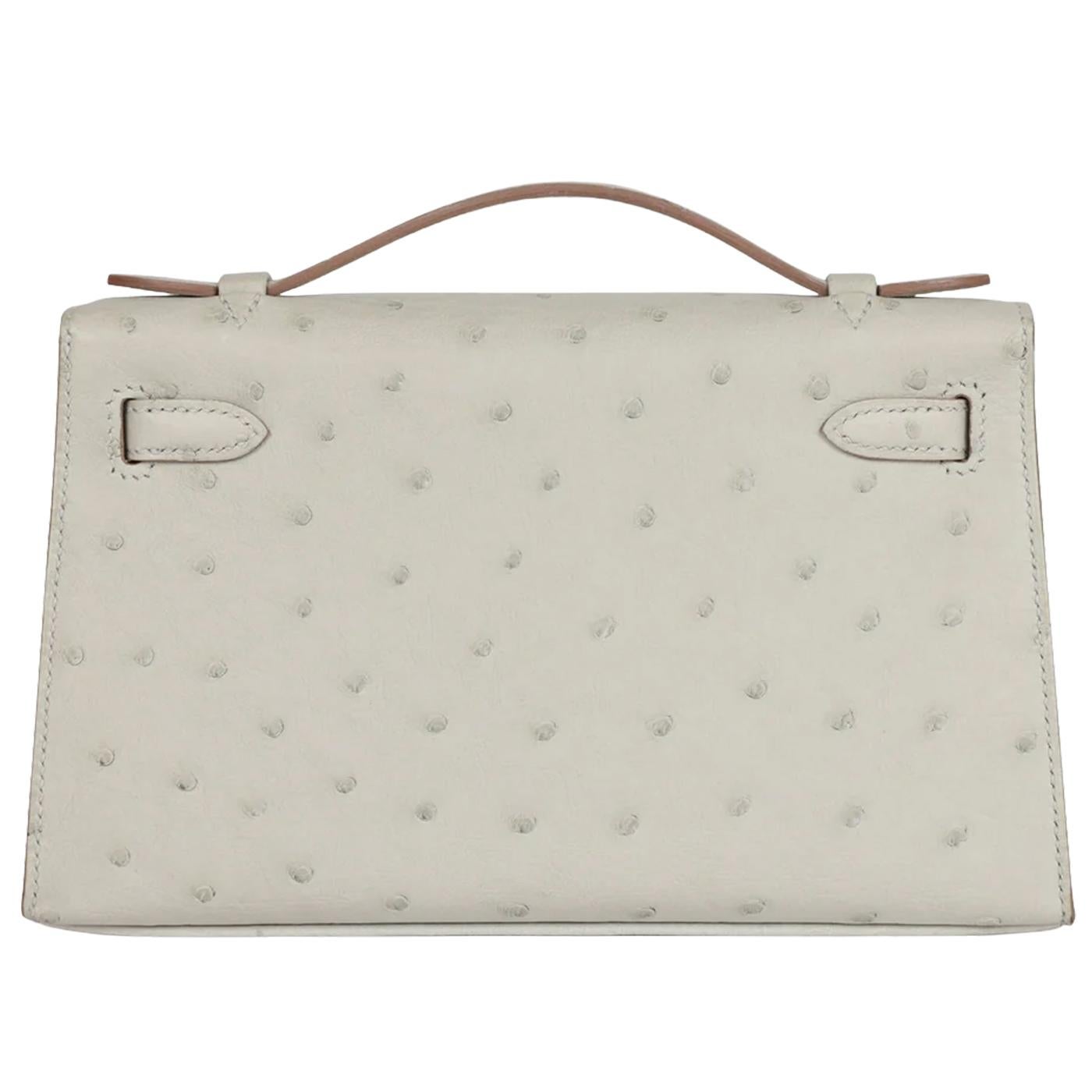 Hermes Kelly Pochette Gris Perle Strauß mit Palladium Hardware Handtasche im Zustand „Hervorragend“ im Angebot in Aventura, FL