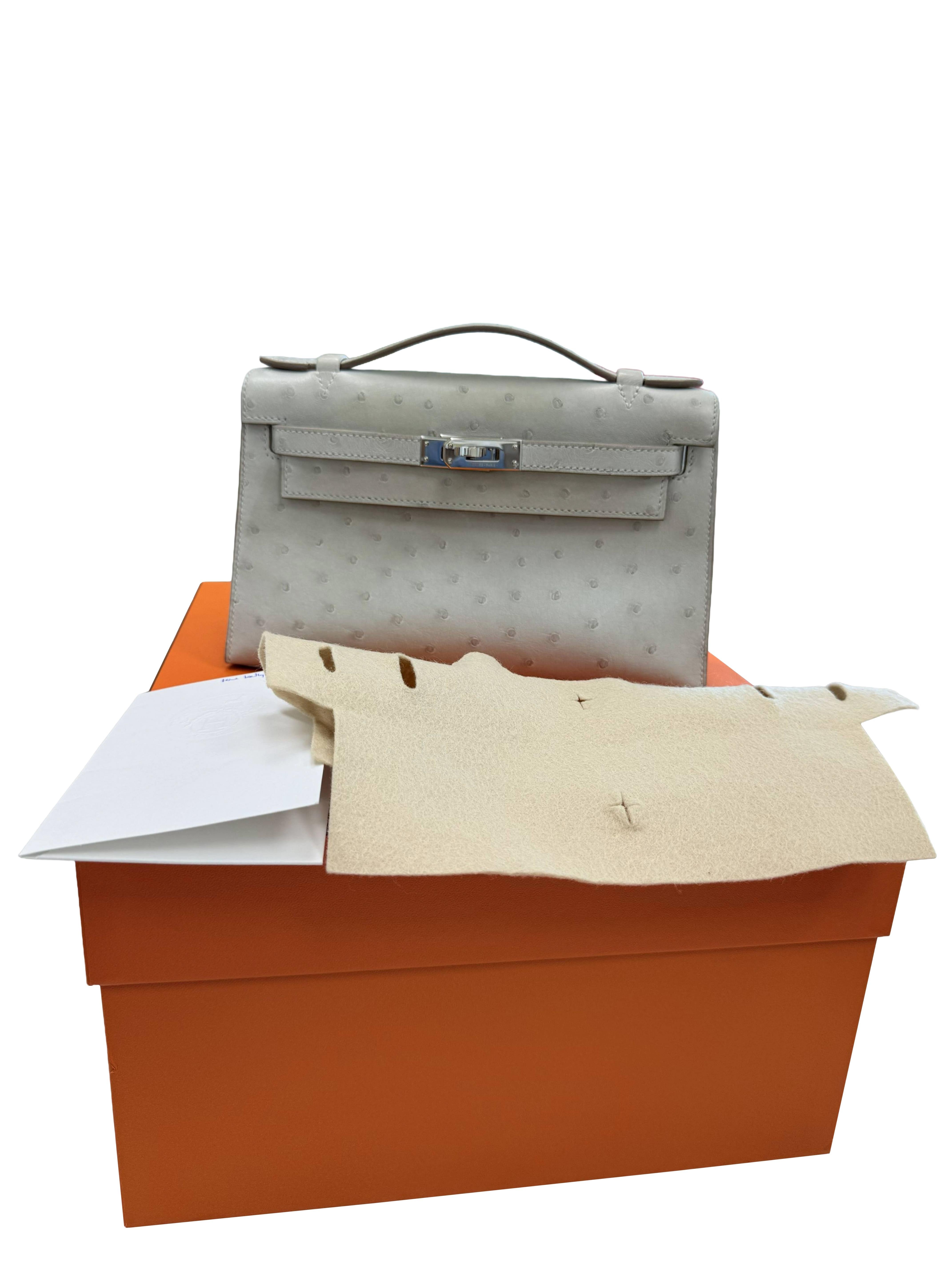 Hermes Kelly Pochette Gris Perle Strauß mit Palladium Hardware Handtasche Damen im Angebot