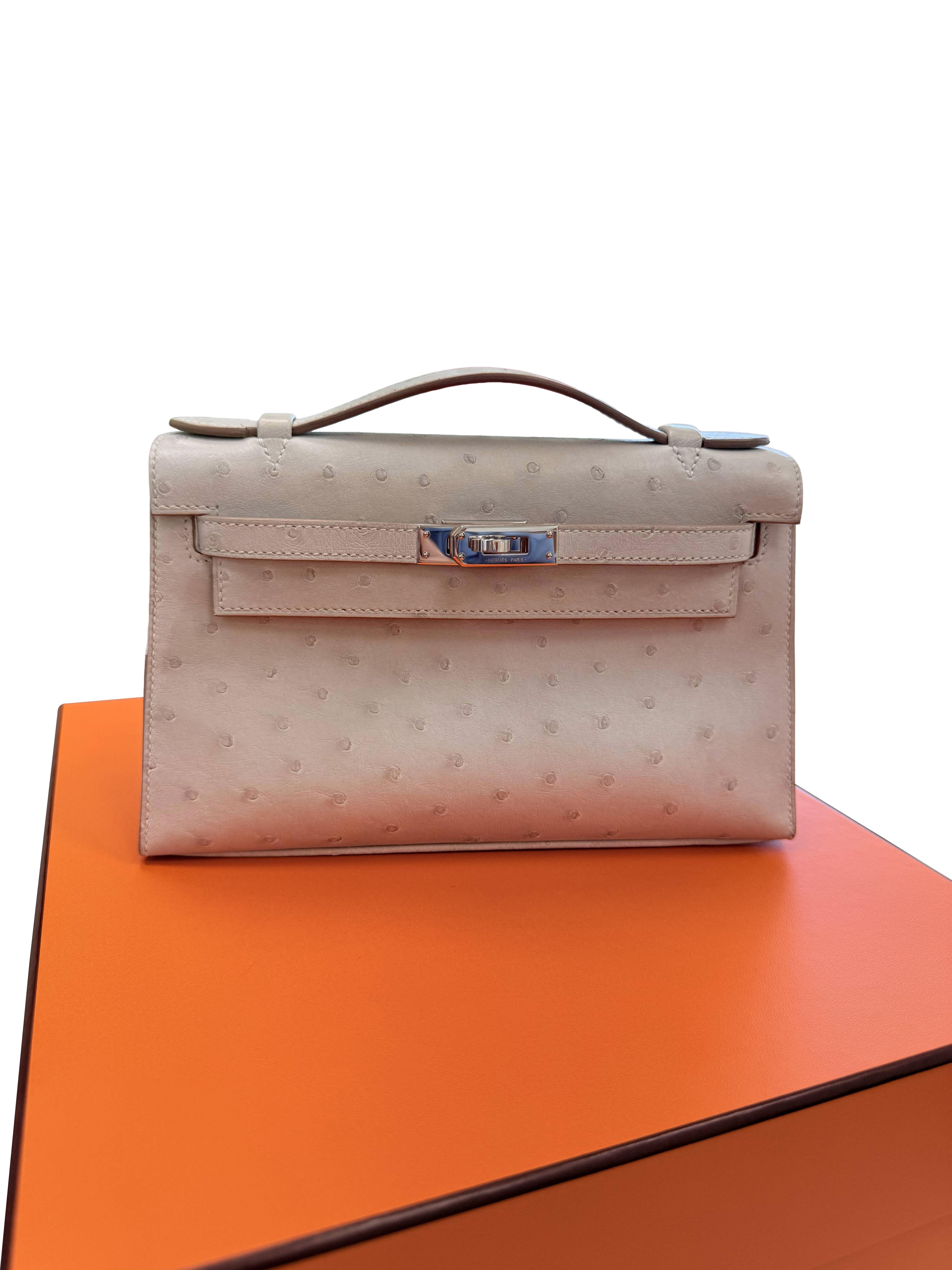 Hermes Kelly Pochette Gris Perle Strauß mit Palladium Hardware Handtasche im Angebot 1