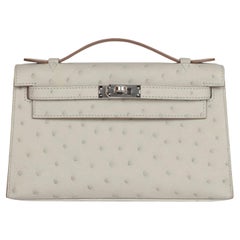 Hermes Kelly Pochette Gris Perle Strauß mit Palladium Hardware Handtasche