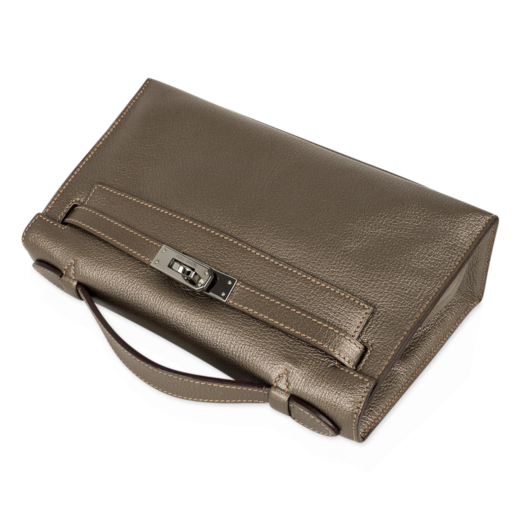 Hermes Kelly Pochette Metallic Bronze Clutch Bag Chevre Palladium im Zustand „Hervorragend“ in Miami, FL