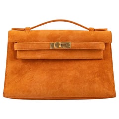 Hermès Kelly Pochette Orange H Veau Doblis Wildleder mit Gold Hardware