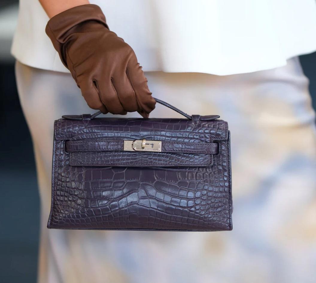 Brand	Hermes
Model	Kelly
Size	Pochette
Material	Alligator Mississippiensis
Hardware	Palladium Hardware
Exterior ColorInterior Color	Prunoir
Measurements	
L 22CM X H 13CM X W 7CM
Date Code	