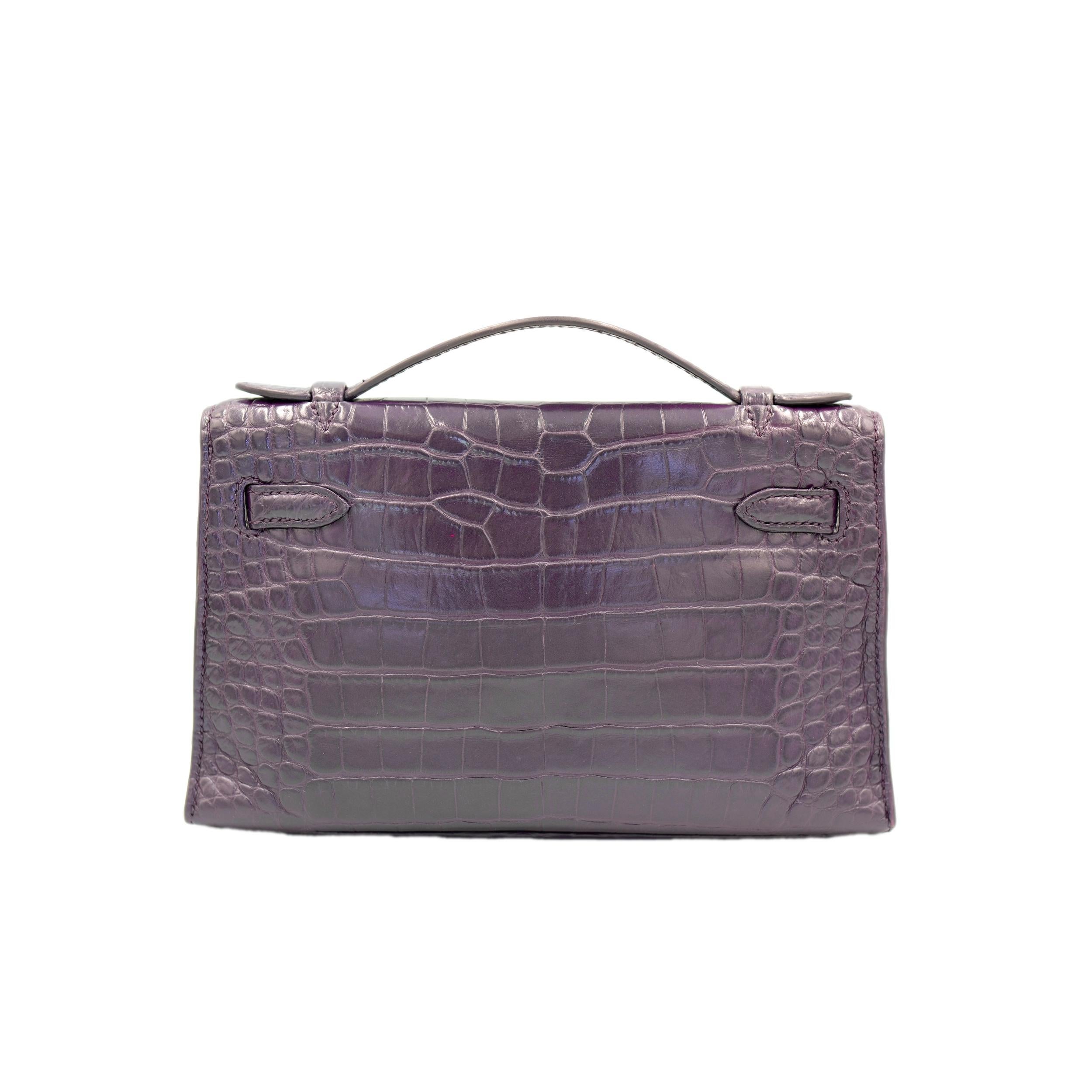 Hermes Kelly Pochette Prunoir Alligator mat avec quincaillerie Palladium Pour femmes en vente