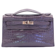 Hermes Kelly Pochette Prunoir Alligator mat avec quincaillerie Palladium