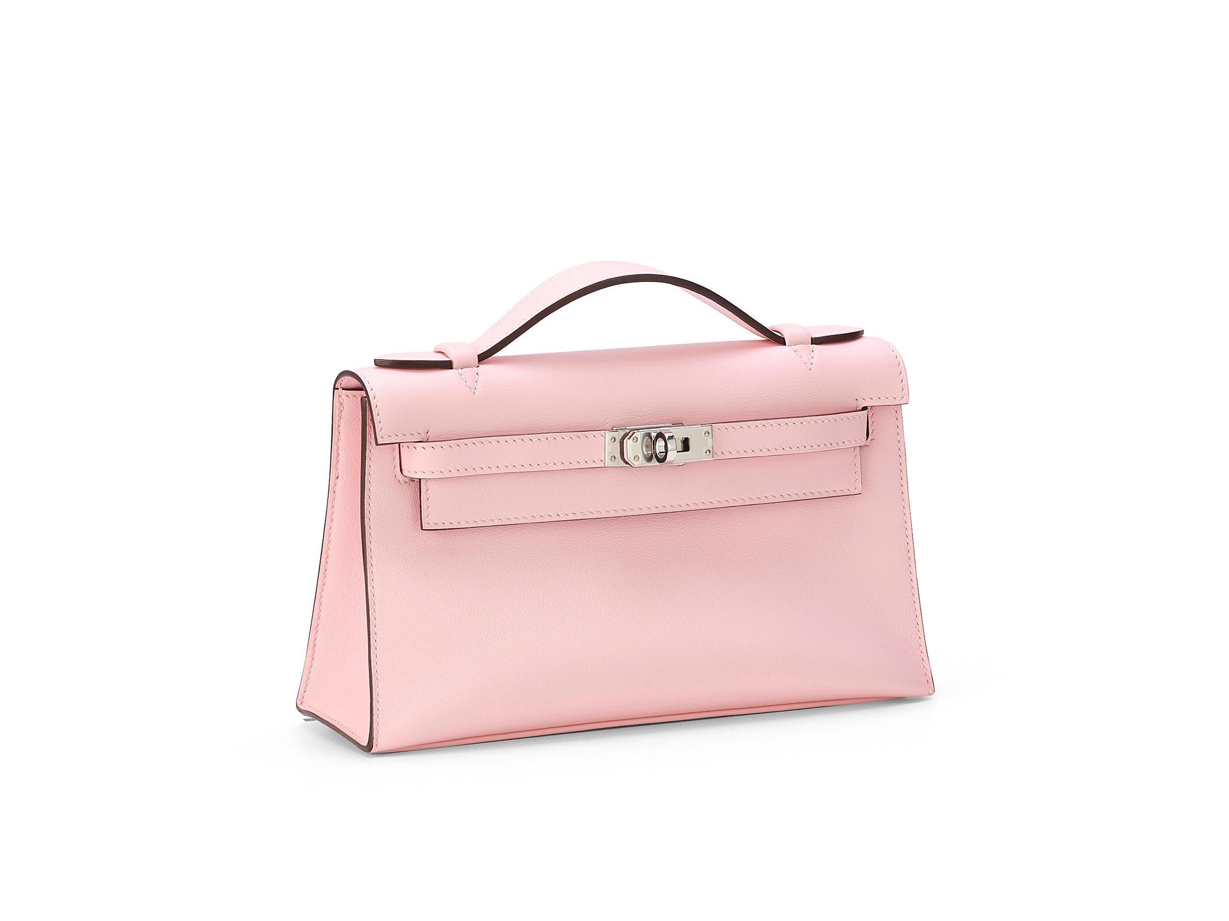 Pochette Hermès Kelly in pelle rosa sakura e swift con finiture in palladio. La borsa non è stata indossata, la protezione in plastica è stata rimossa. Viene fornito come set completo, compreso lo scontrino originale.

Timbro D (2019) 