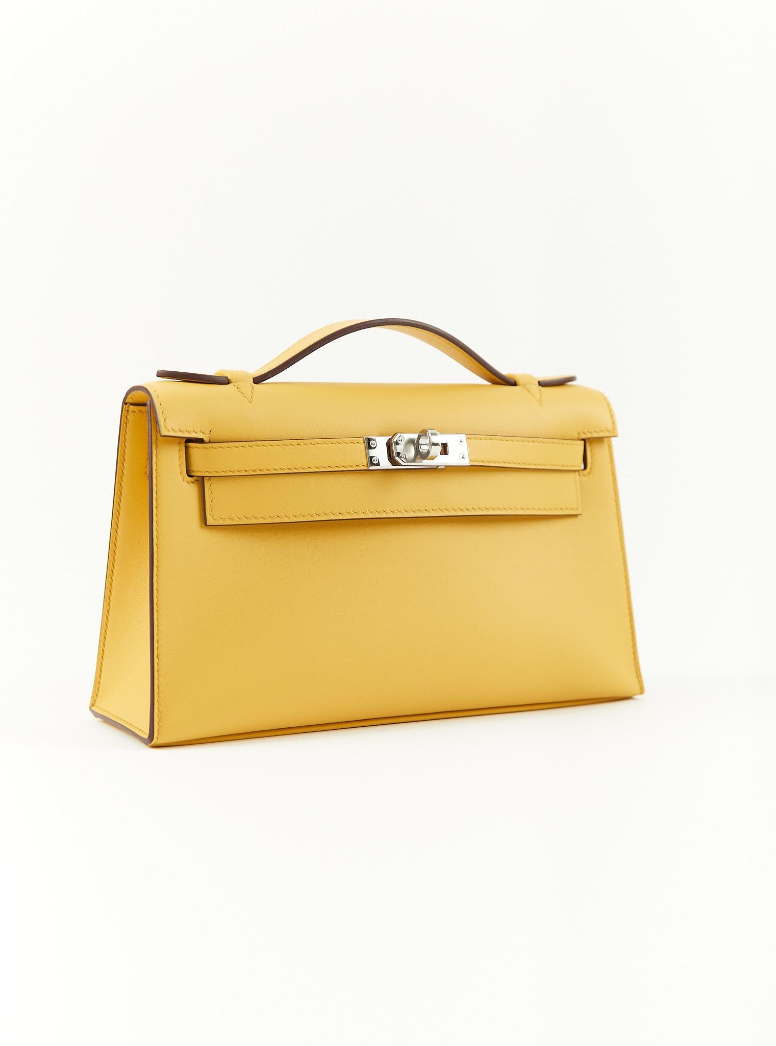 Hermès Kelly Pochette in Sonne

Swift-Leder mit Palladium-Hardware

W Stempel / 2024

Begleitet von: Originalquittung, Hermes Box, Hermes Staubbeutel, Filz, Schleife und Pflegekarte

Abmessungen: 8,5