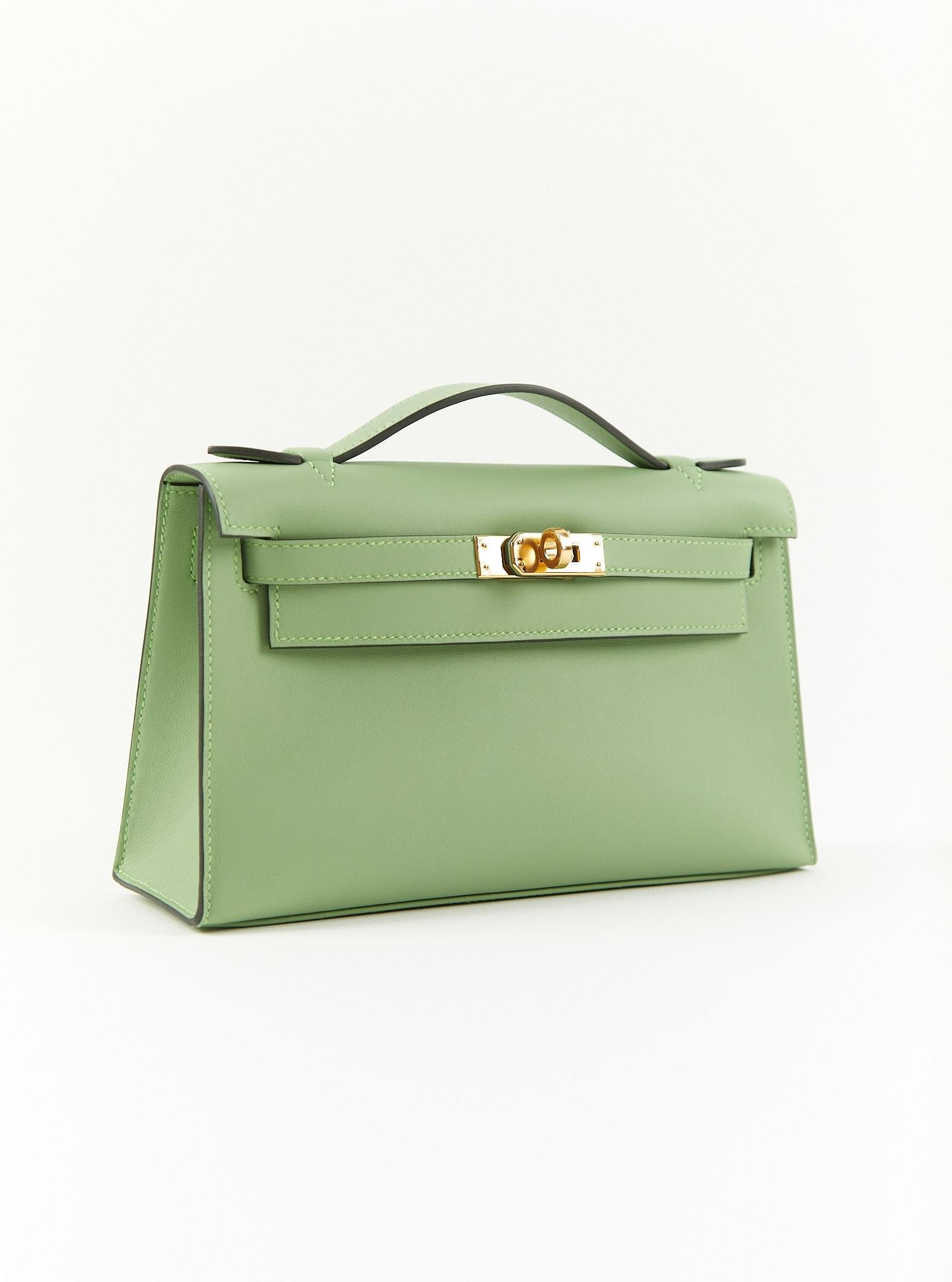 Hermès Kelly Pochette en Vert Criquet

Cuir Swift avec quincaillerie dorée

Timbre B / 2024

Accompagné de : Reçu original, boîte Hermès, sac à poussière Hermès, feutre, ruban et carte d'entretien.

Dimensions : 8,5