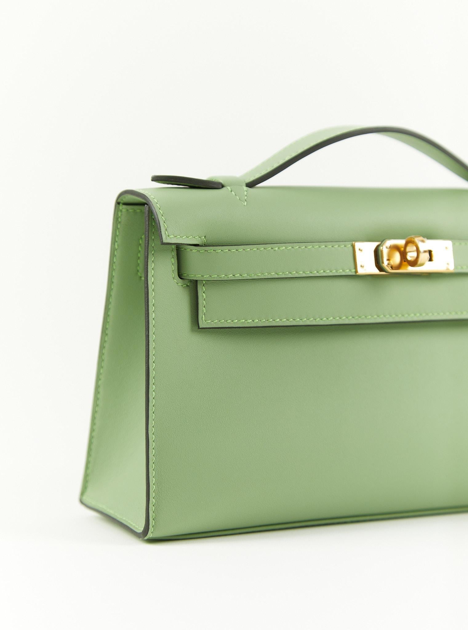 HERMÈS KELLY POCHETTE VERT CRIQUET Swift Leather with Gold Hardware In Excellent Condition For Sale In London, GB