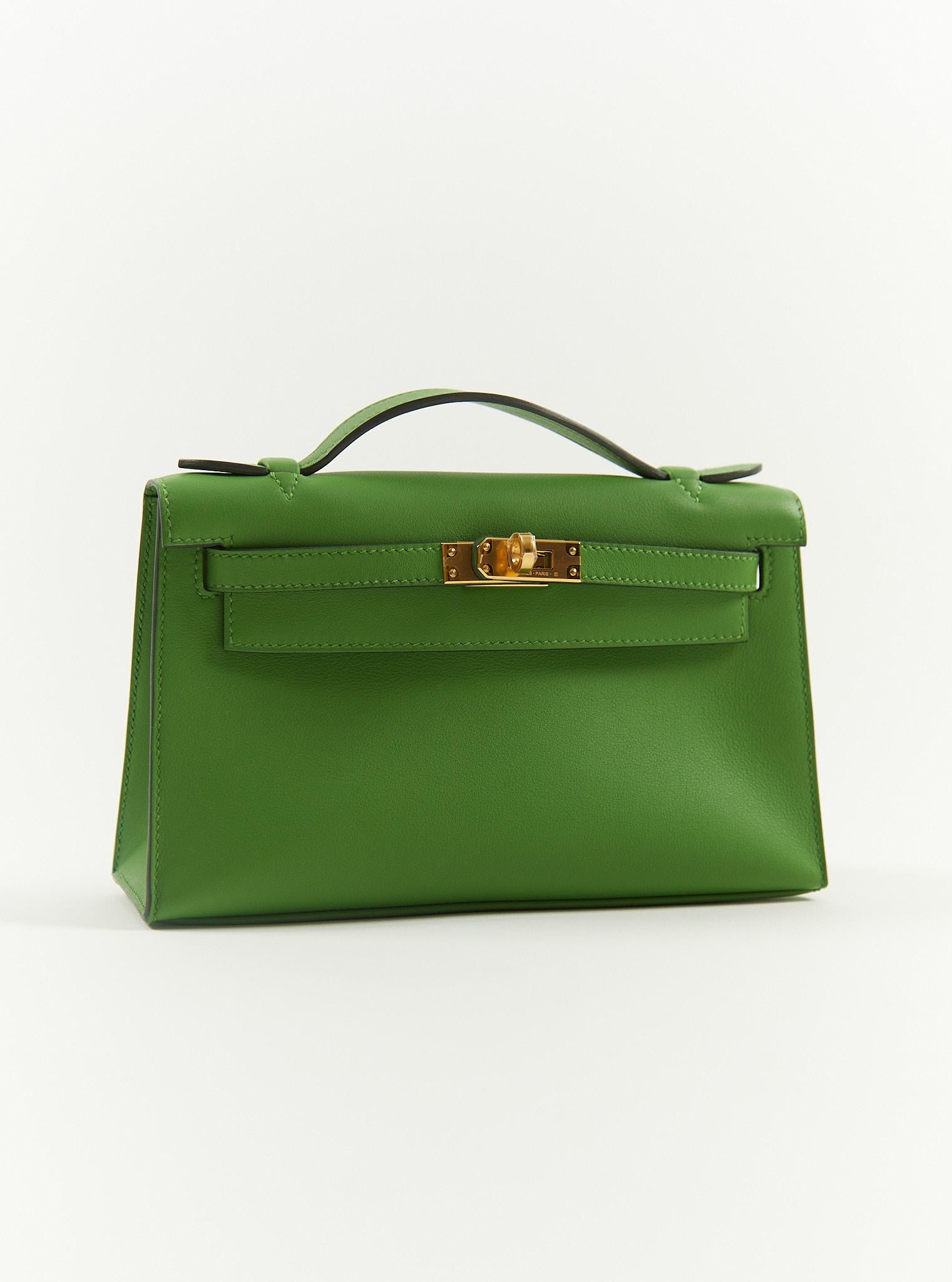 Hermès Kelly Pochette in Vert Yucca

Swift Leather with Gold Hardware

W Stamp / 2024

Accompanied by: Original receipt, Hermes box, Hermes dustbag, felt, ribbon and care card

Measurements: 8.5