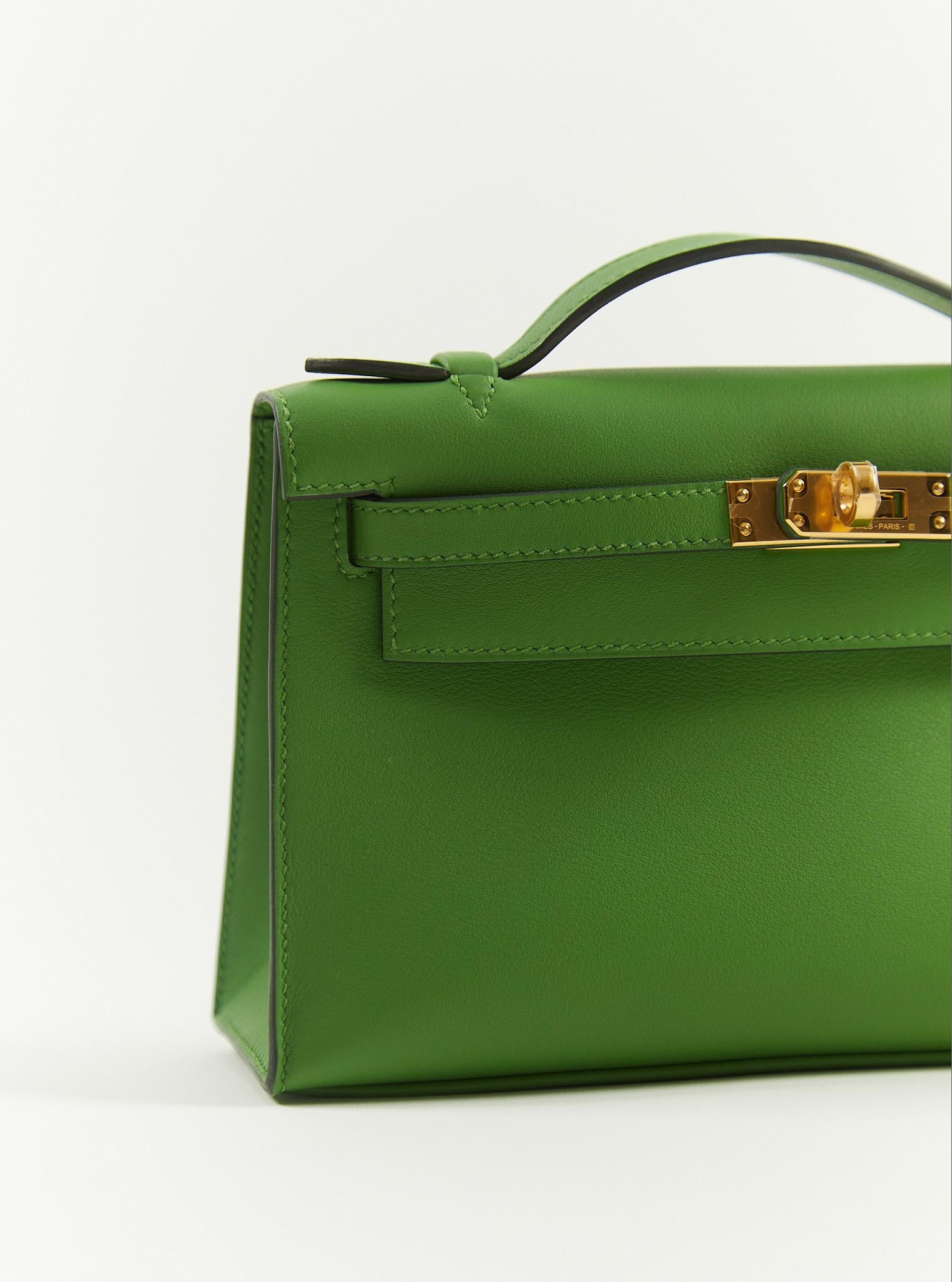 HERMÈS KELLY POCHETTE VERT YUCCA Swift Leather with Gold Hardware In Excellent Condition For Sale In London, GB