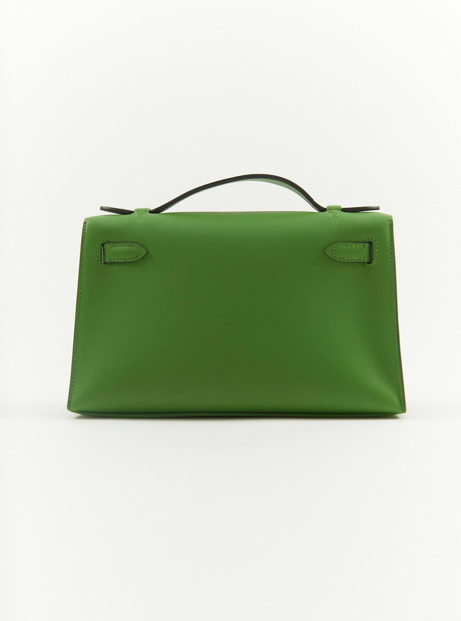 HERMÈS KELLY POCHETTE VERT YUCCA Cuir Swift avec quincaillerie dorée Unisexe en vente