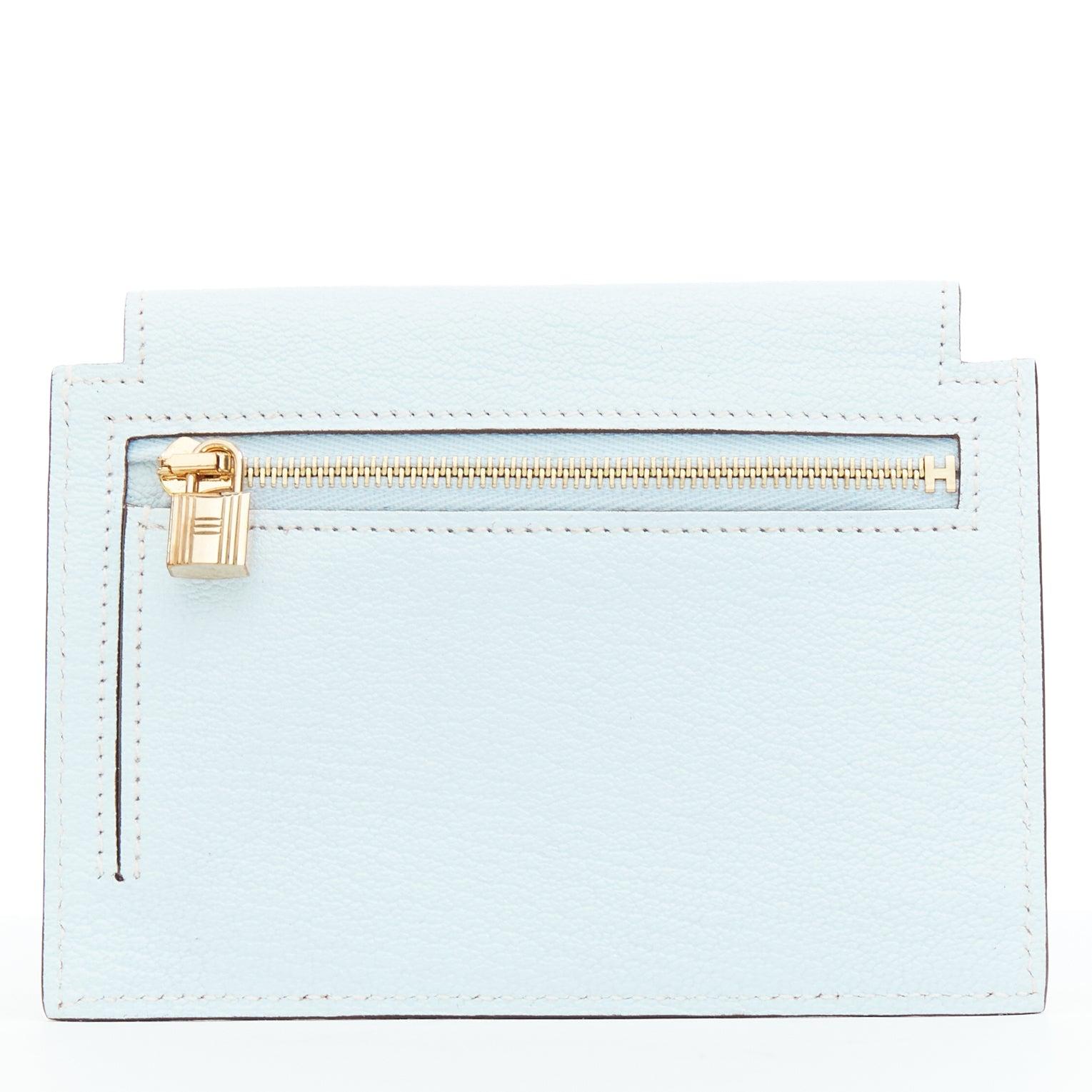 HERMES Kelly Pocket Compact Chevre Mysore Bleu Brume wallet
Reference: KYCG/A00147
Brand: Hermes
Model: Kelly Pocket Compact Wallet
Material: Leather
Color: Blue, Gold
Pattern: Solid
Closure: Turnlock
Lining: Blue Leather
Extra Details: HERMES