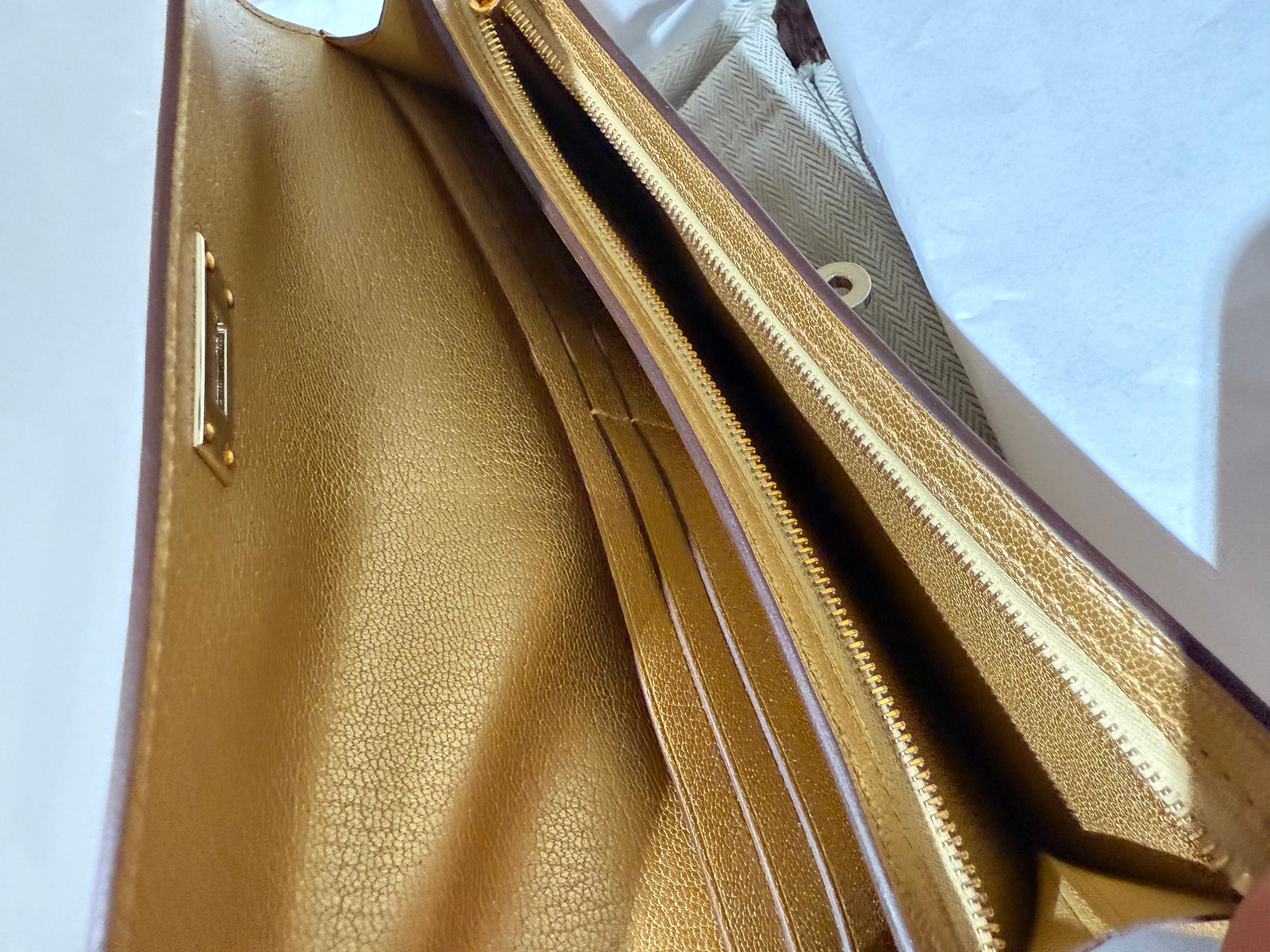 Hermes Kelly Pocket Gold Portefeuille long avec bandoulière Neuf à London, England