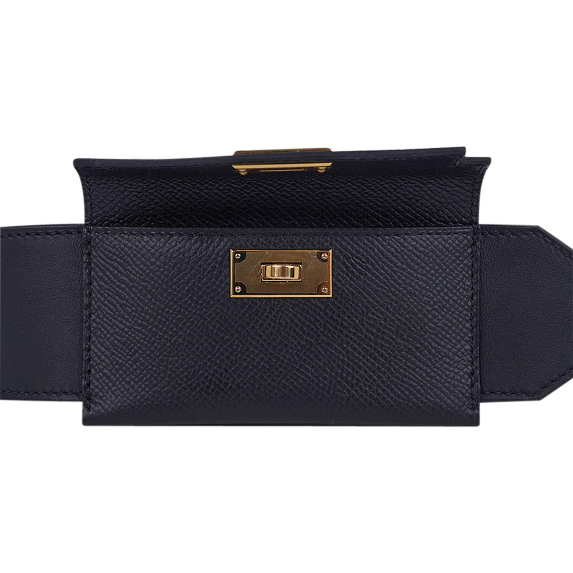 Hermès - Sac à bandoulière à bandoulière « Kelly Pocket » en cuir Epsom noir avec accessoires dorés en vente 1